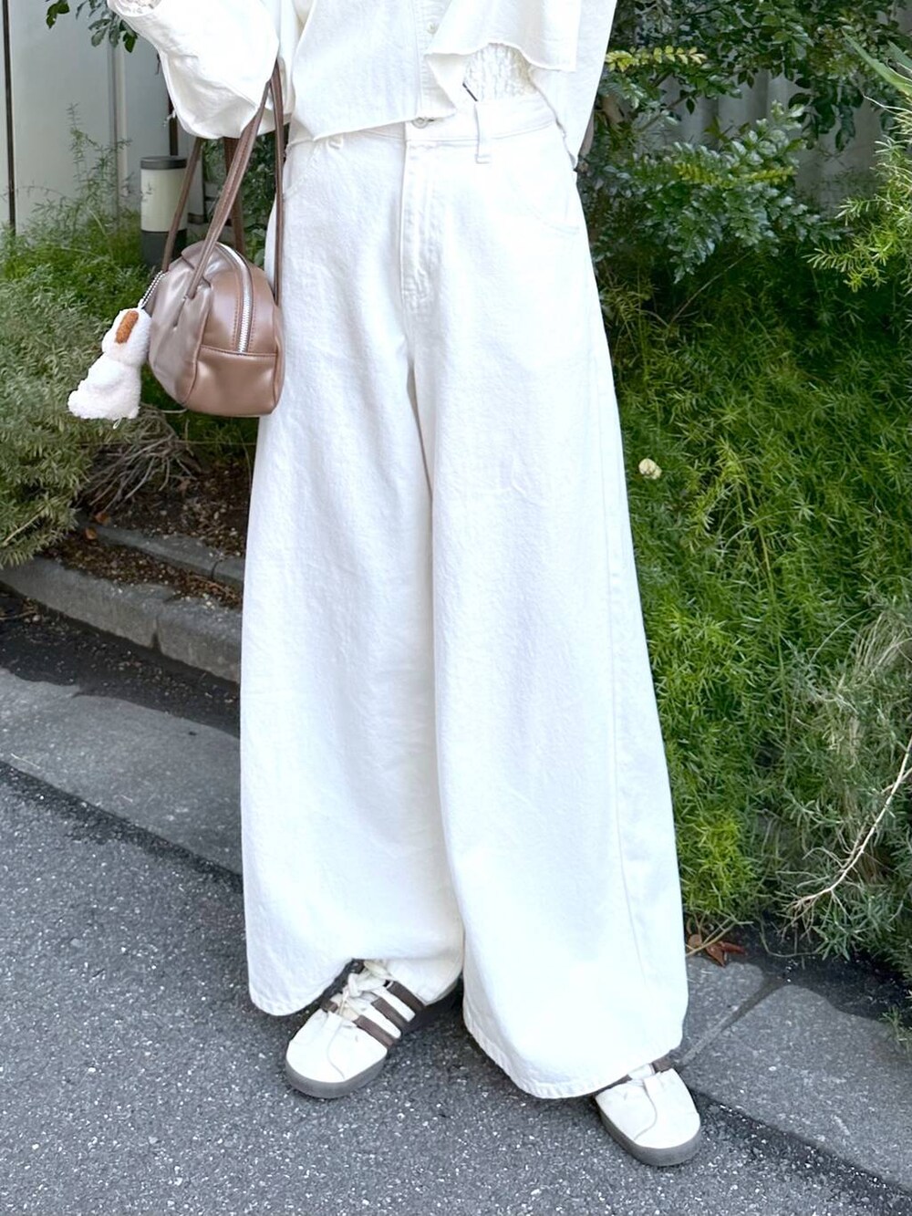 ホワイト系のシャツ/ブラウスを着用したレディースの冬コーディネートの7枚目の写真