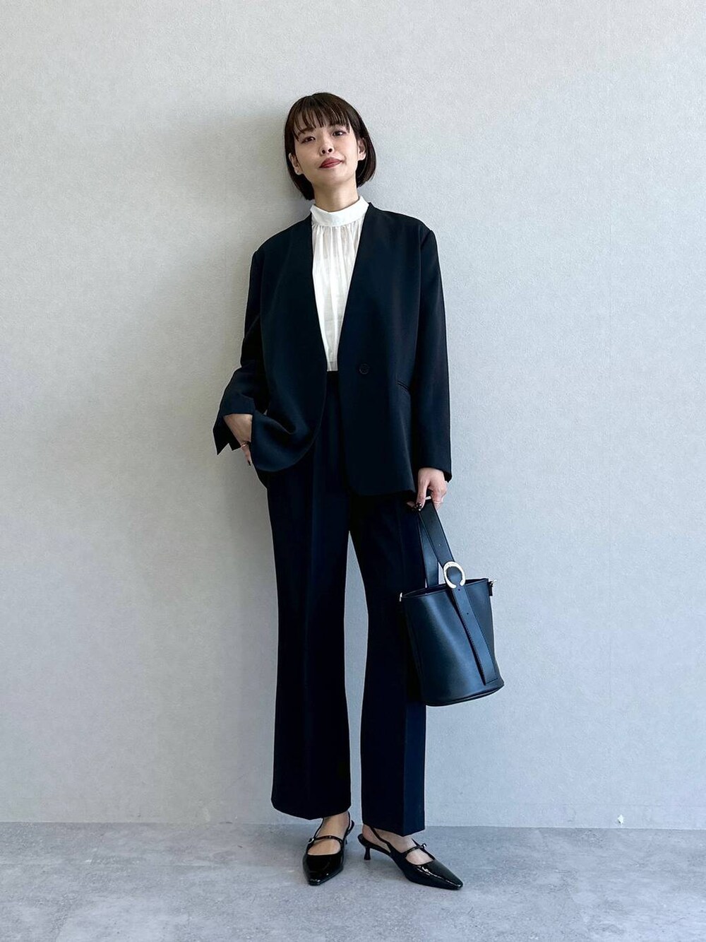 「高身長、apart by lowrys、ワントーン、カジュアル、テーマパーク、デート/ロマンティック、女子会、SNAP_apart by lowrys、ジャケットスタイル、ジャケット、ブラウス、バッグ、セットアップ、入学式・卒業式」｜「A part byの【上下セット販売】ベスト＆フレアパンツセットアップ（パンツドレス、ブラック系）」を使った、ａｉｋａさん（レディース・168cm）の冬コーディネートの2枚目の写真