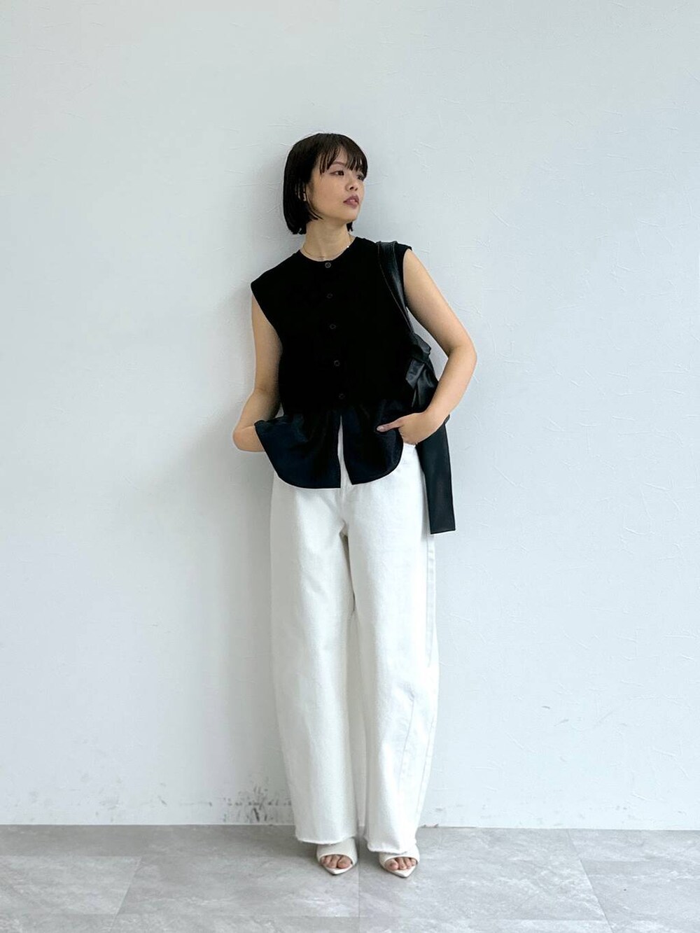 「高身長、ワントーン、カジュアル、テーマパーク、デート/ロマンティック、女子会、SNAP_apart by lowrys、apart by lowrys、ベスト、WEB限定、デニムパンツ、夏コーデ」｜「A part byのソフトリボンショルダーバッグ（ショルダーバッグ、ブラック系）」を使った、ａｉｋａさん（レディース・168cm）の春コーディネートの2枚目の写真