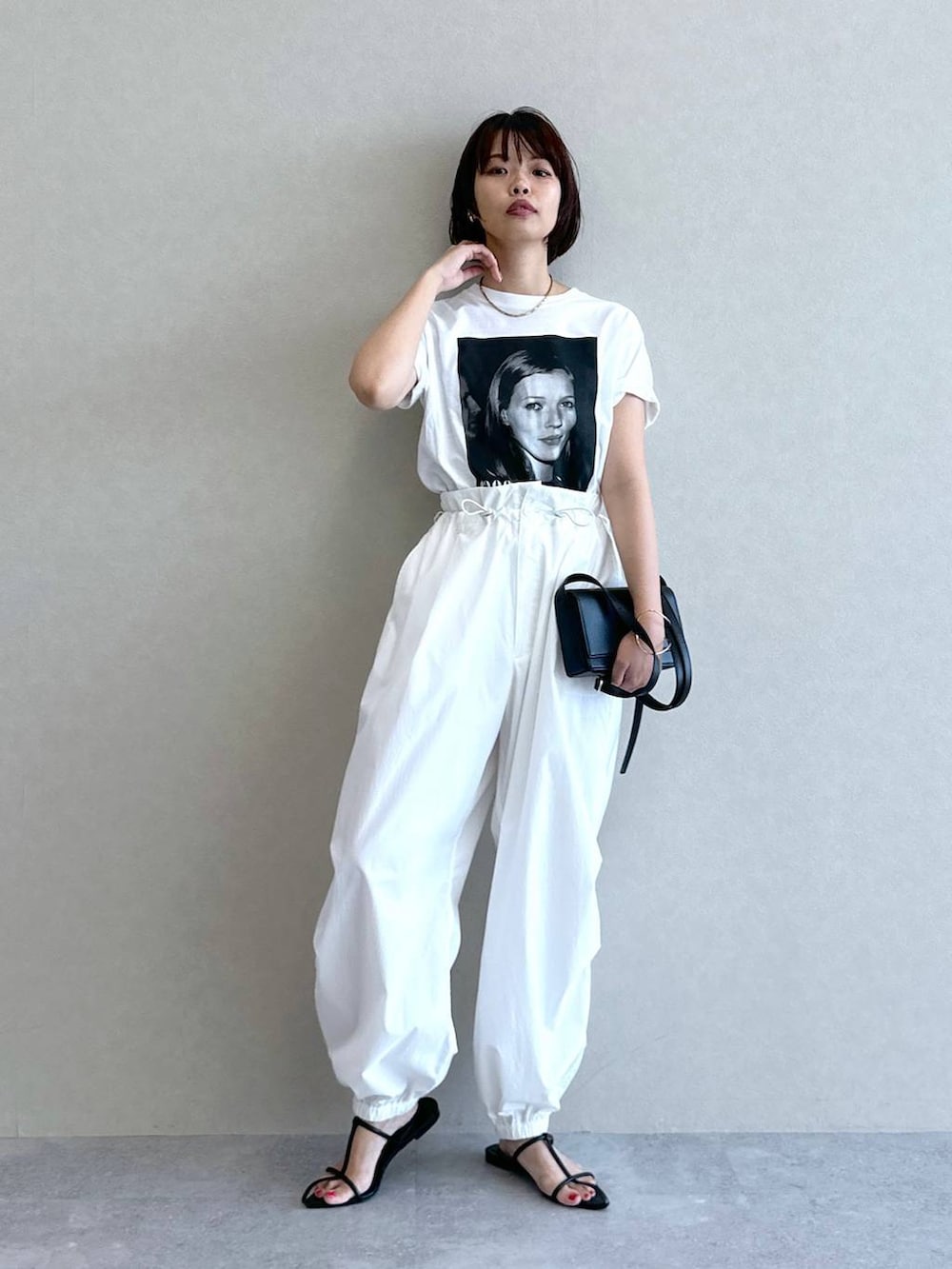 ホワイト系のTシャツ/カットソー、ホワイト系のカーゴパンツ、ブラック系のショルダーバッグを着用したレディースの夏コーディネートの8枚目の写真