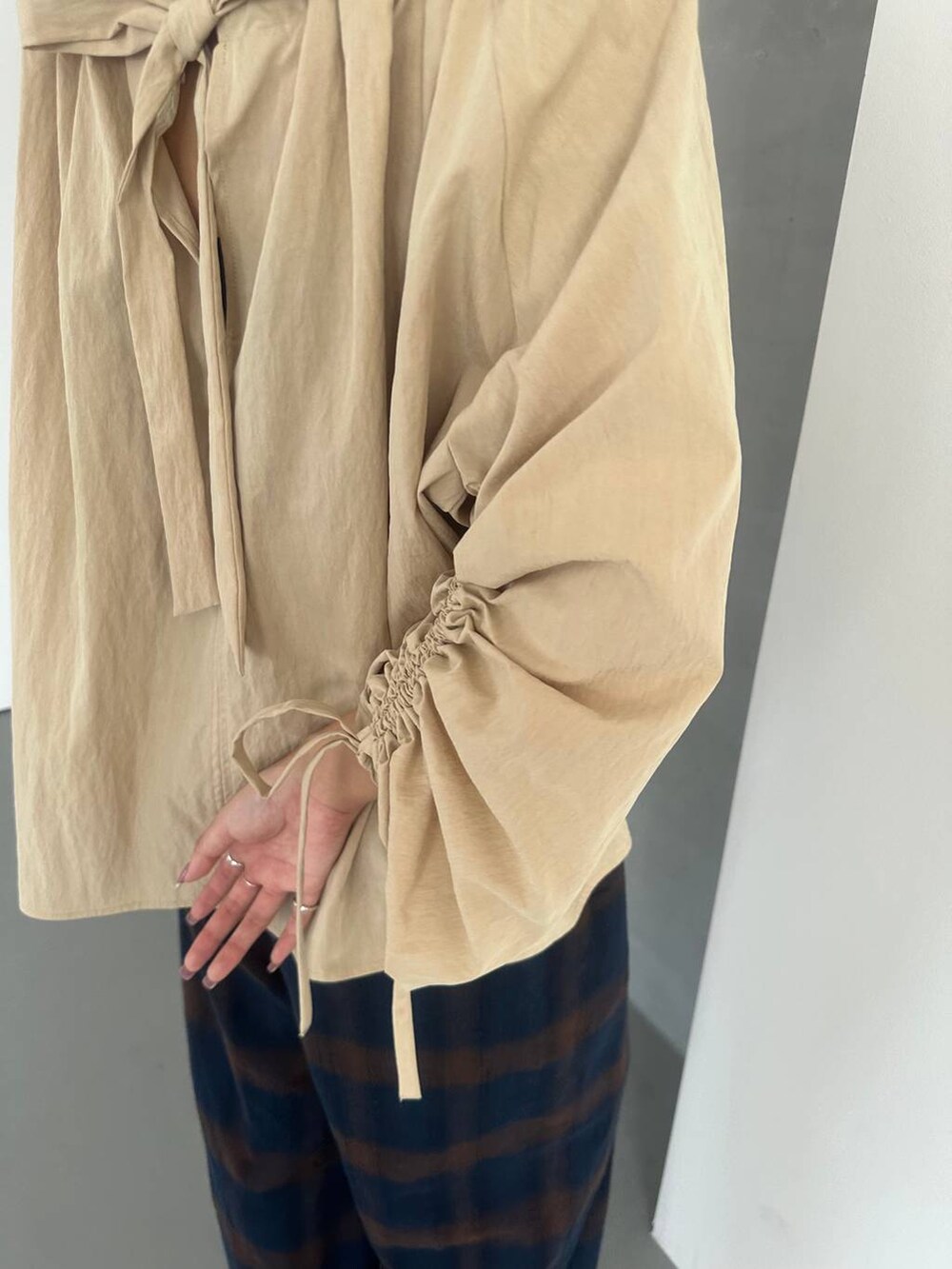 ブラウン系のパンプス、ブルー系のその他パンツ、ブラック系のネックレスを着用したレディースの秋コーディネートの9枚目の写真