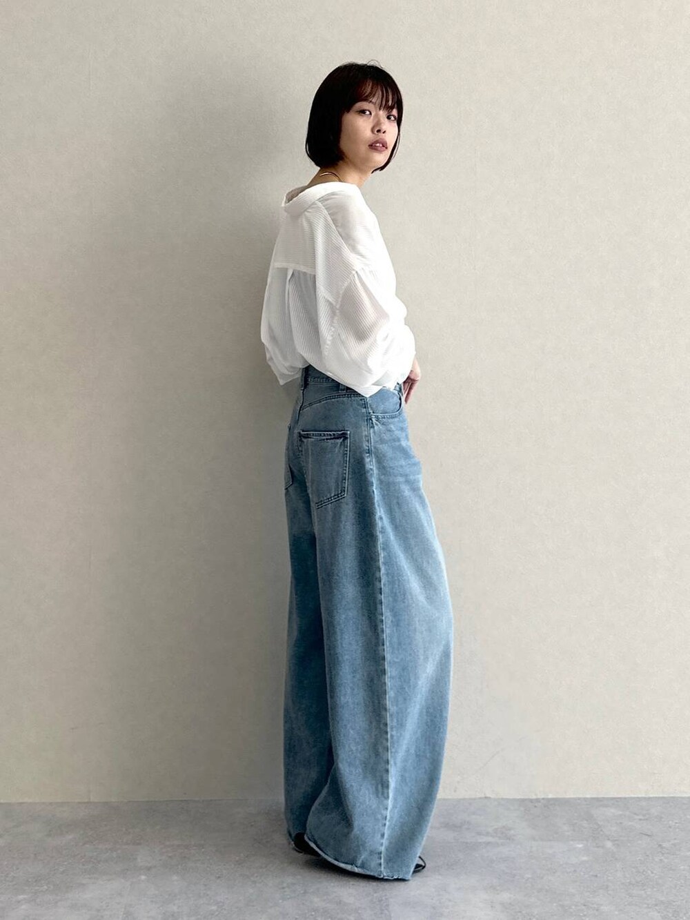 「高身長、ワントーン、カジュアル、テーマパーク、デート/ロマンティック、女子会、SNAP_apart by lowrys、apart by lowrys、e/rm、シャツ、デニムパンツ、ブランドミックス、サンダル」｜「A part byのルーズデニム（デニムパンツ、ブルー系）」を使った、ａｉｋａさん（レディース・168cm）の夏コーディネートの3枚目の写真
