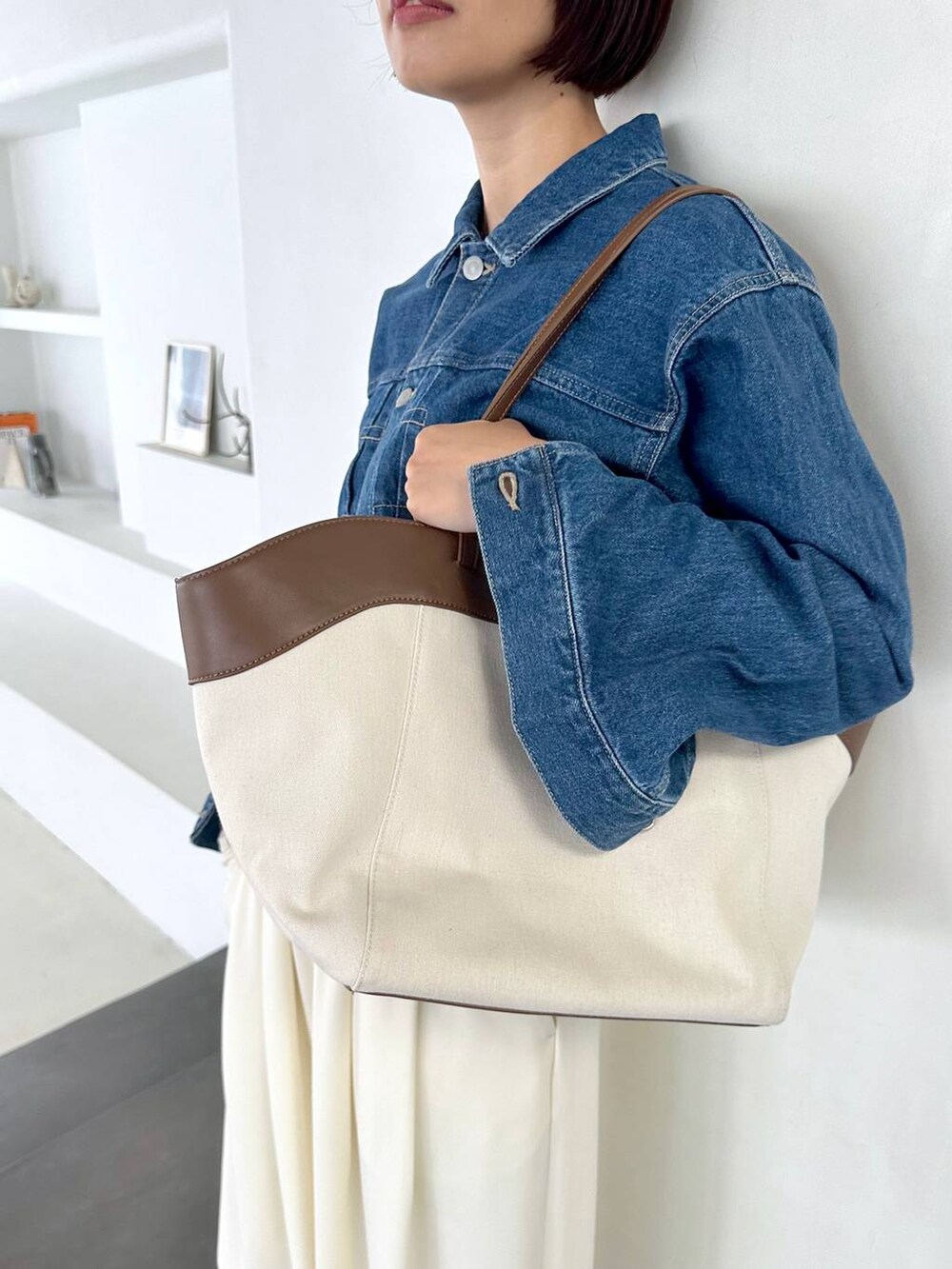 ブルー系のデニムジャケットを着用したレディースの夏コーディネートの4枚目の写真