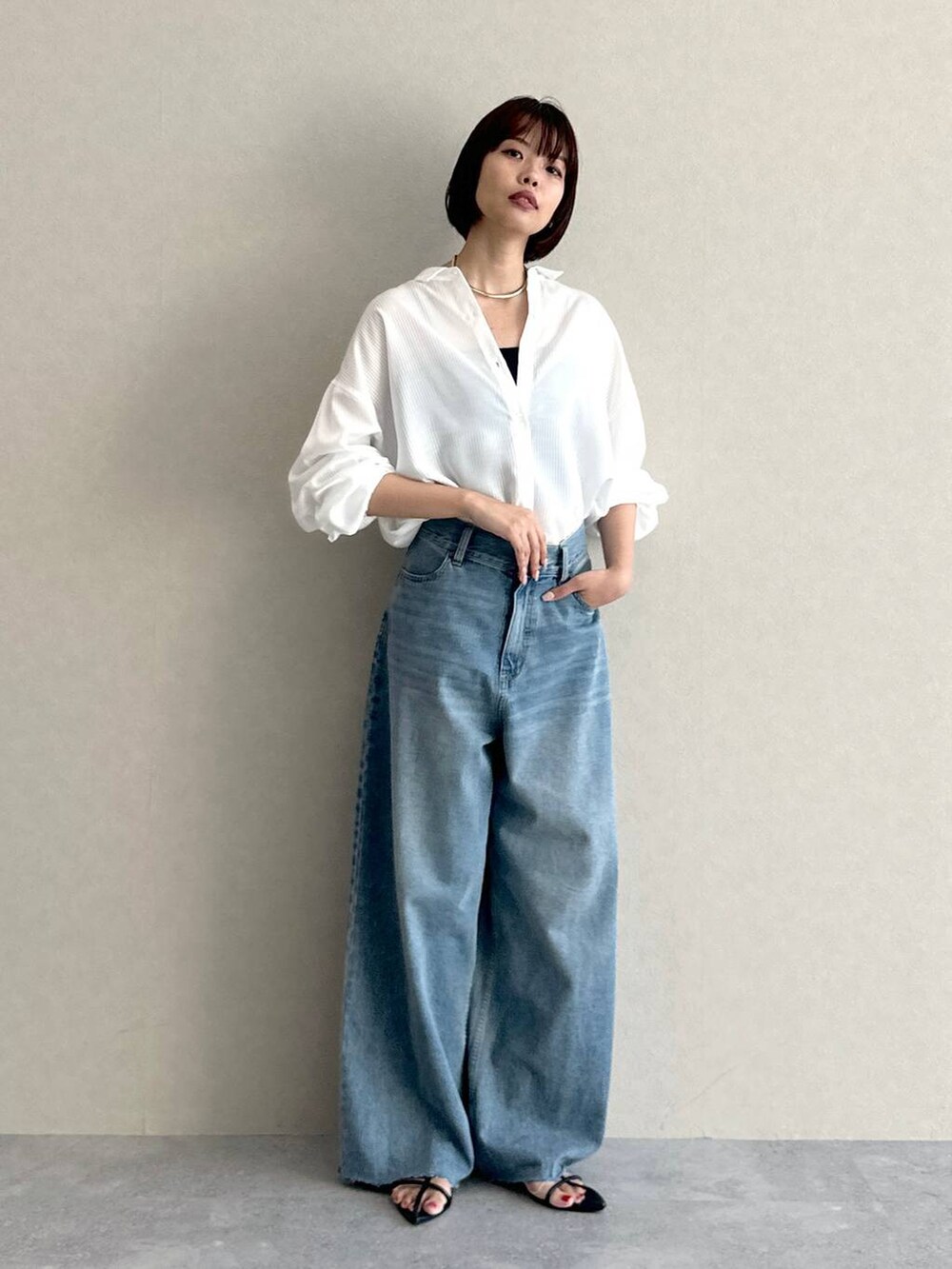 「高身長、ワントーン、カジュアル、テーマパーク、デート/ロマンティック、女子会、SNAP_apart by lowrys、apart by lowrys、e/rm、シャツ、デニムパンツ、ブランドミックス、サンダル」｜「A part byのルーズデニム（デニムパンツ、ブルー系）」を使った、ａｉｋａさん（レディース・168cm）の夏コーディネートの2枚目の写真