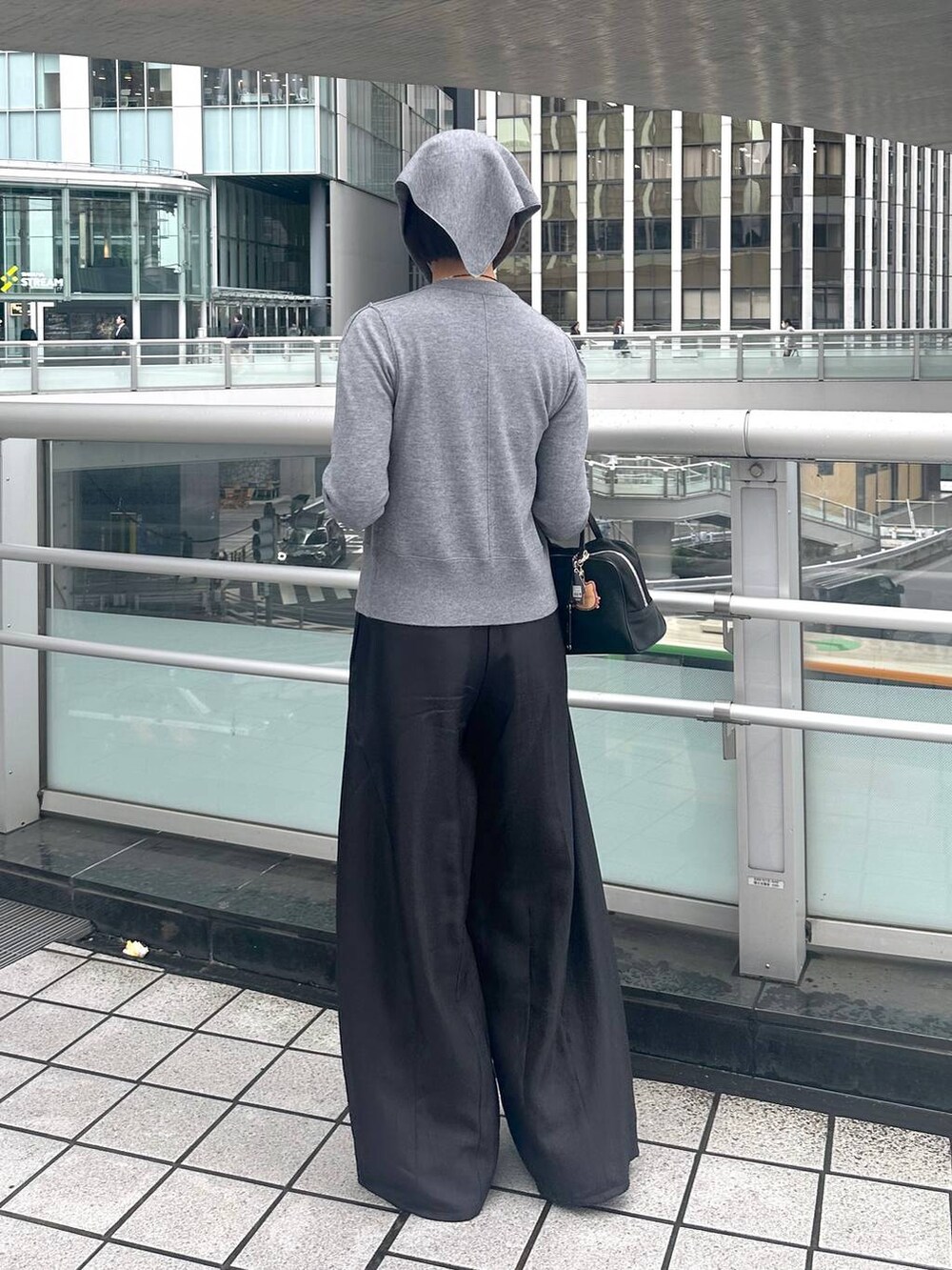 ブラック系のその他パンツ、ブラック系のネックレスを着用したレディースの秋コーディネートの3枚目の写真