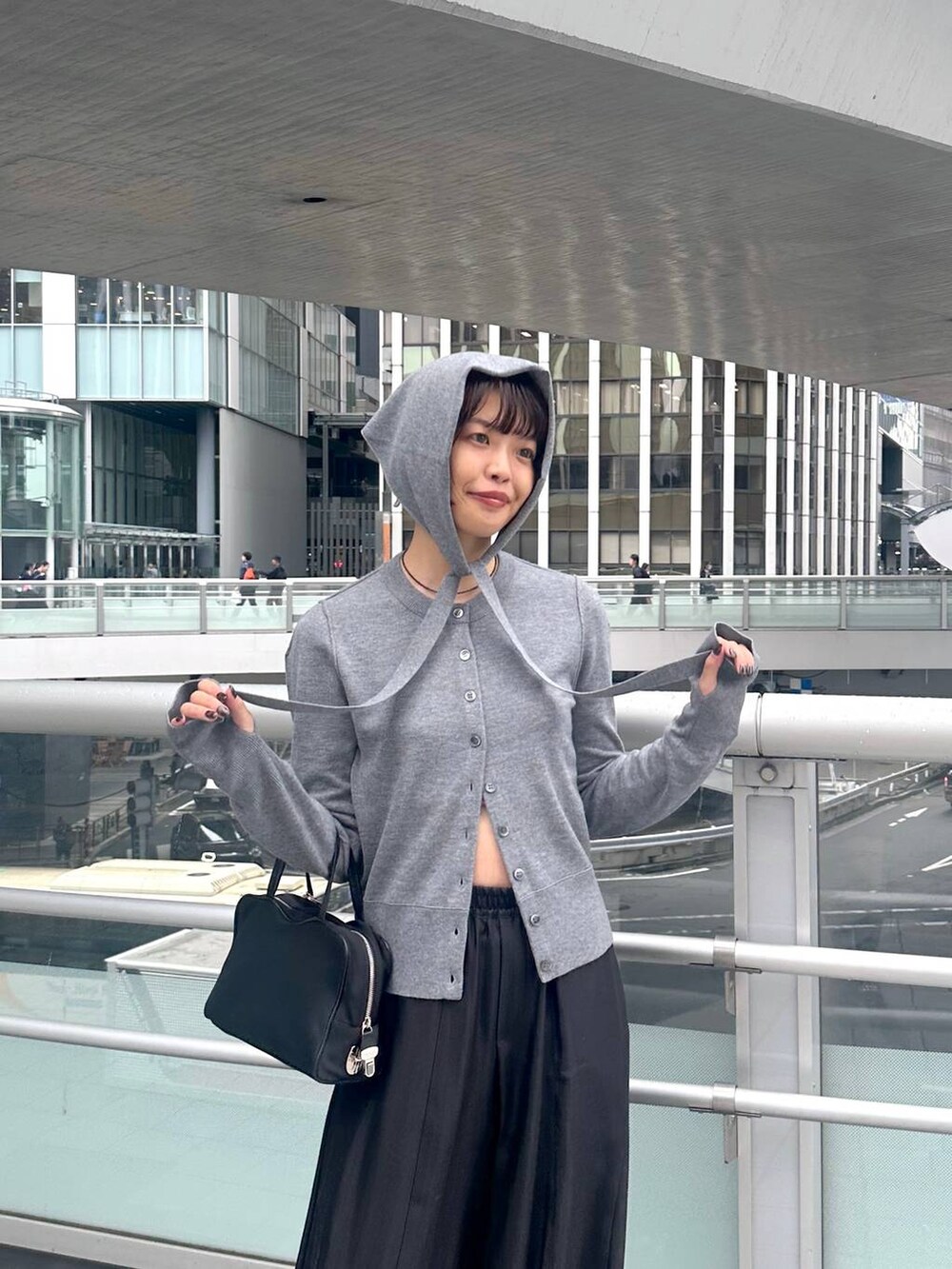 ブラック系のその他パンツ、ブラック系のネックレスを着用したレディースの秋コーディネートの9枚目の写真