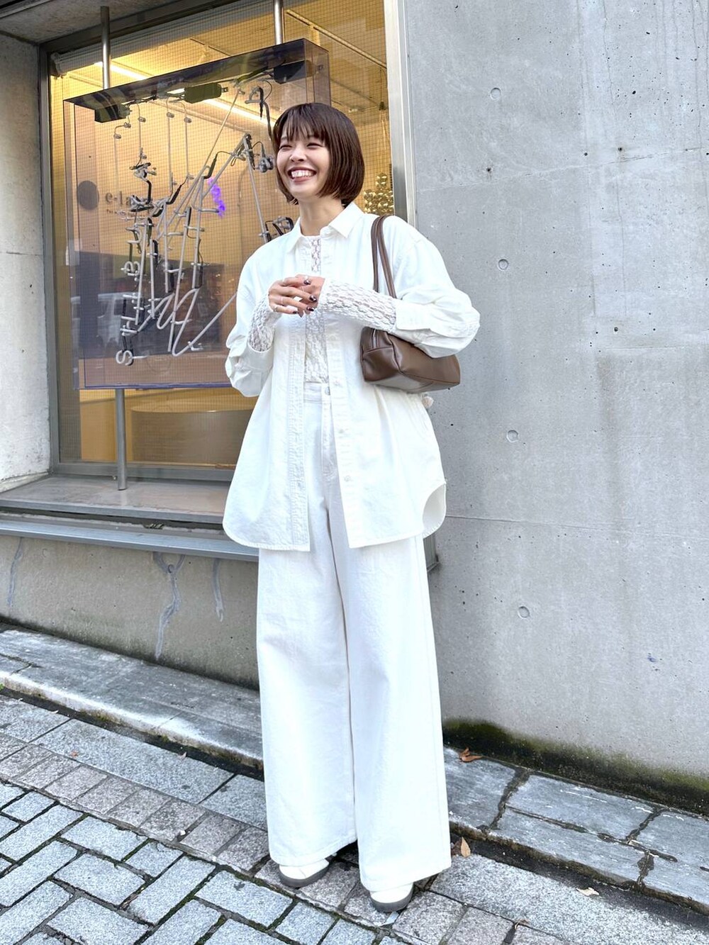 ホワイト系のシャツ/ブラウスを着用したレディースの冬コーディネートの2枚目の写真