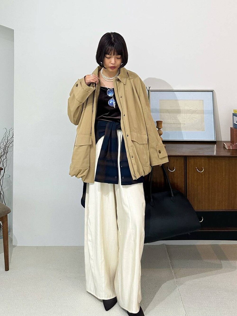 ホワイト系のその他パンツ、ブラウン系のパンプス、ブルー系のシャツ/ブラウスを着用したレディースの秋コーディネートの3枚目の写真