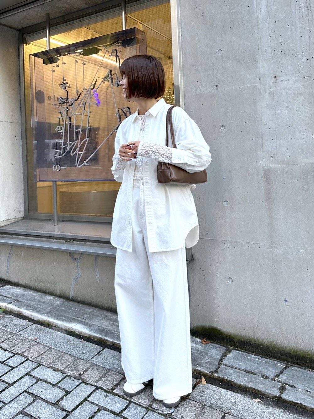 ホワイト系のシャツ/ブラウスを着用したレディースの冬コーディネートの4枚目の写真