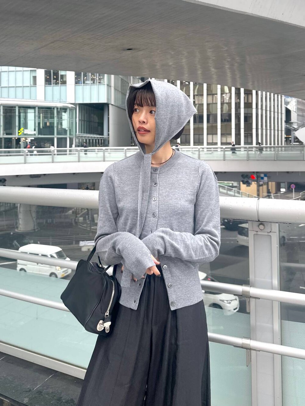 ブラック系のその他パンツ、ブラック系のネックレスを着用したレディースの秋コーディネートの7枚目の写真