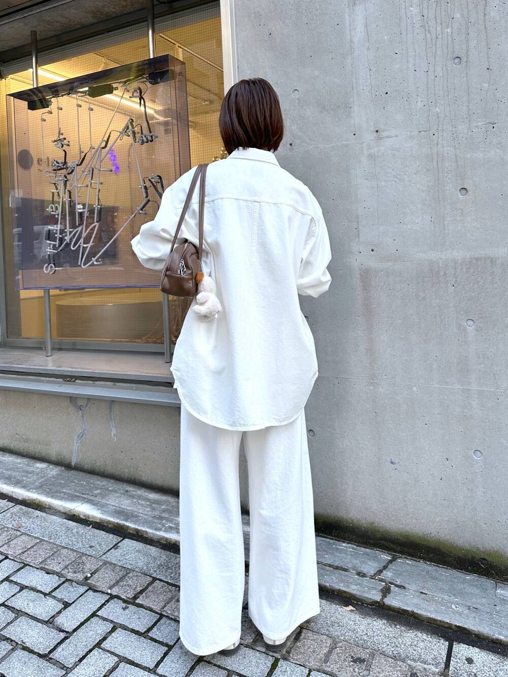 ホワイト系のシャツ/ブラウスを着用したレディースの冬コーディネートの5枚目の写真