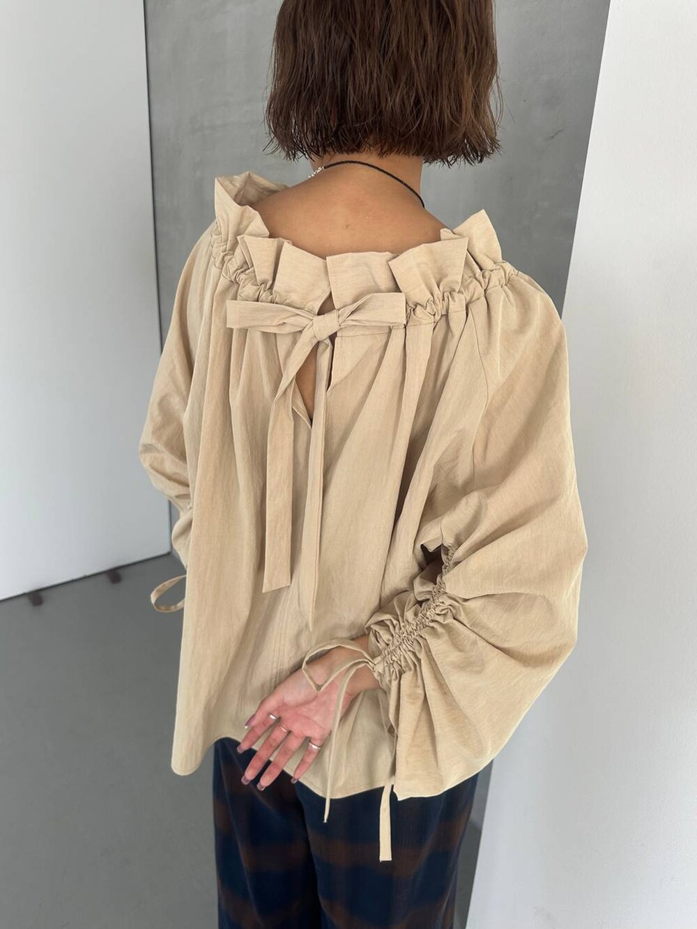 ブラウン系のパンプス、ブルー系のその他パンツ、ブラック系のネックレスを着用したレディースの秋コーディネートの8枚目の写真