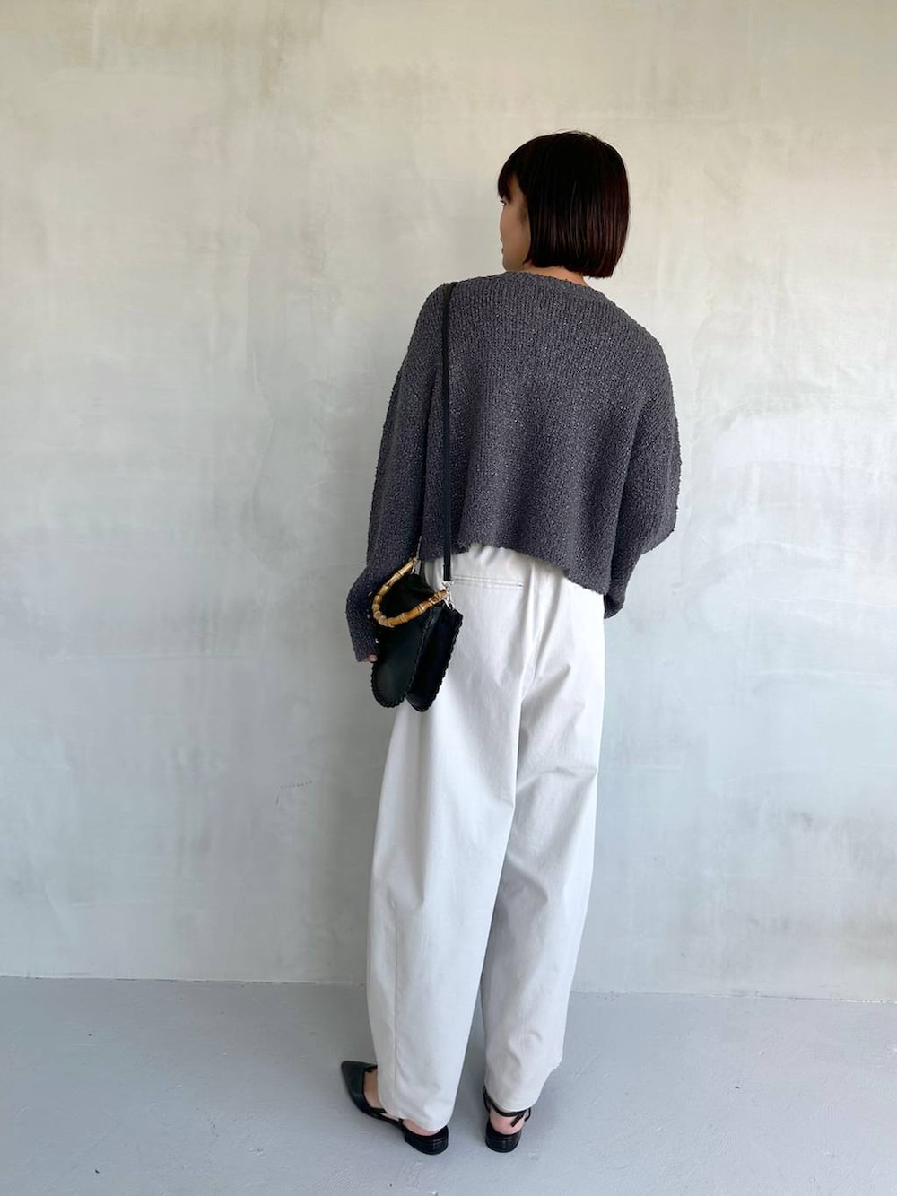 ブラック系のパンプス、グレー系のその他パンツ、グレー系のカーディガン/ボレロを着用したレディースの冬コーディネートの4枚目の写真