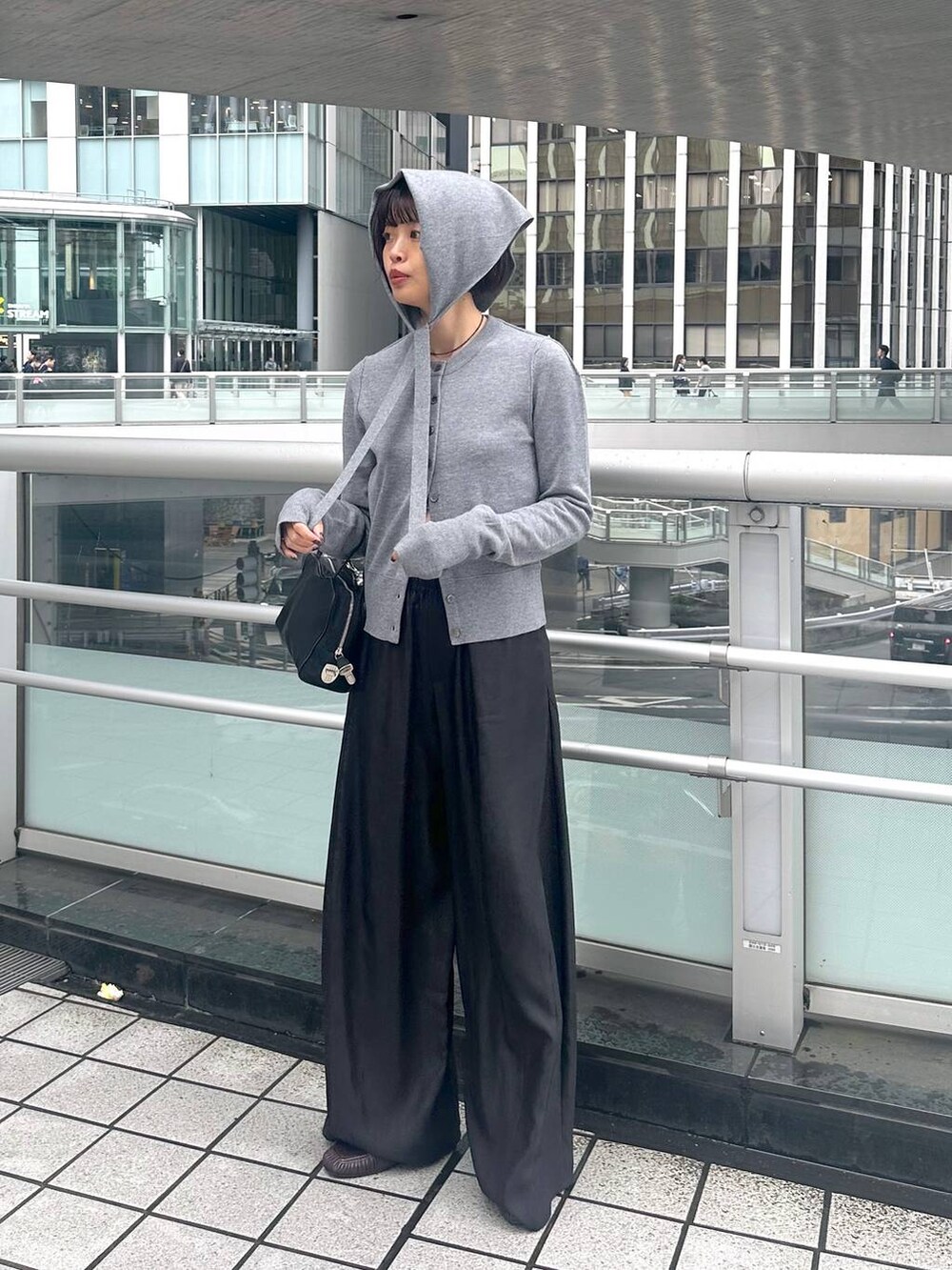 ブラック系のその他パンツ、ブラック系のネックレスを着用したレディースの秋コーディネートの2枚目の写真