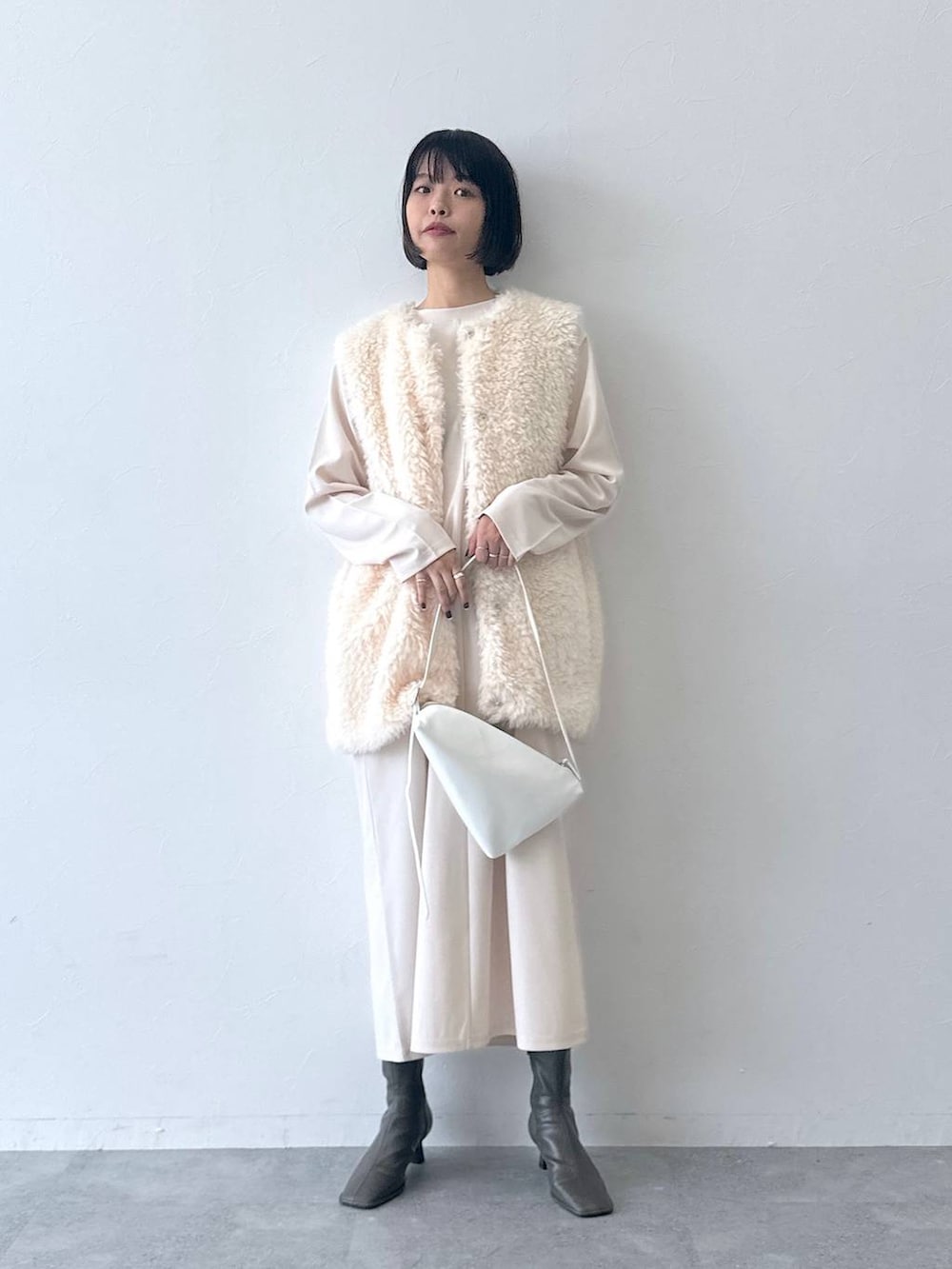 「高身長、テーマパーク、デート/ロマンティック、ワントーン、カジュアル、女子会、SNAP_apart by lowrys、apart by lowrys、e/rm、ブランドミックス、ワンピース、ベスト、ブーツ、ショルダーバッグ」｜「A part byのスクエアステッチショートブーツ（ブーツ、ベージュ系）」を使った、ａｉｋａさん（レディース・168cm）の秋コーディネートの4枚目の写真