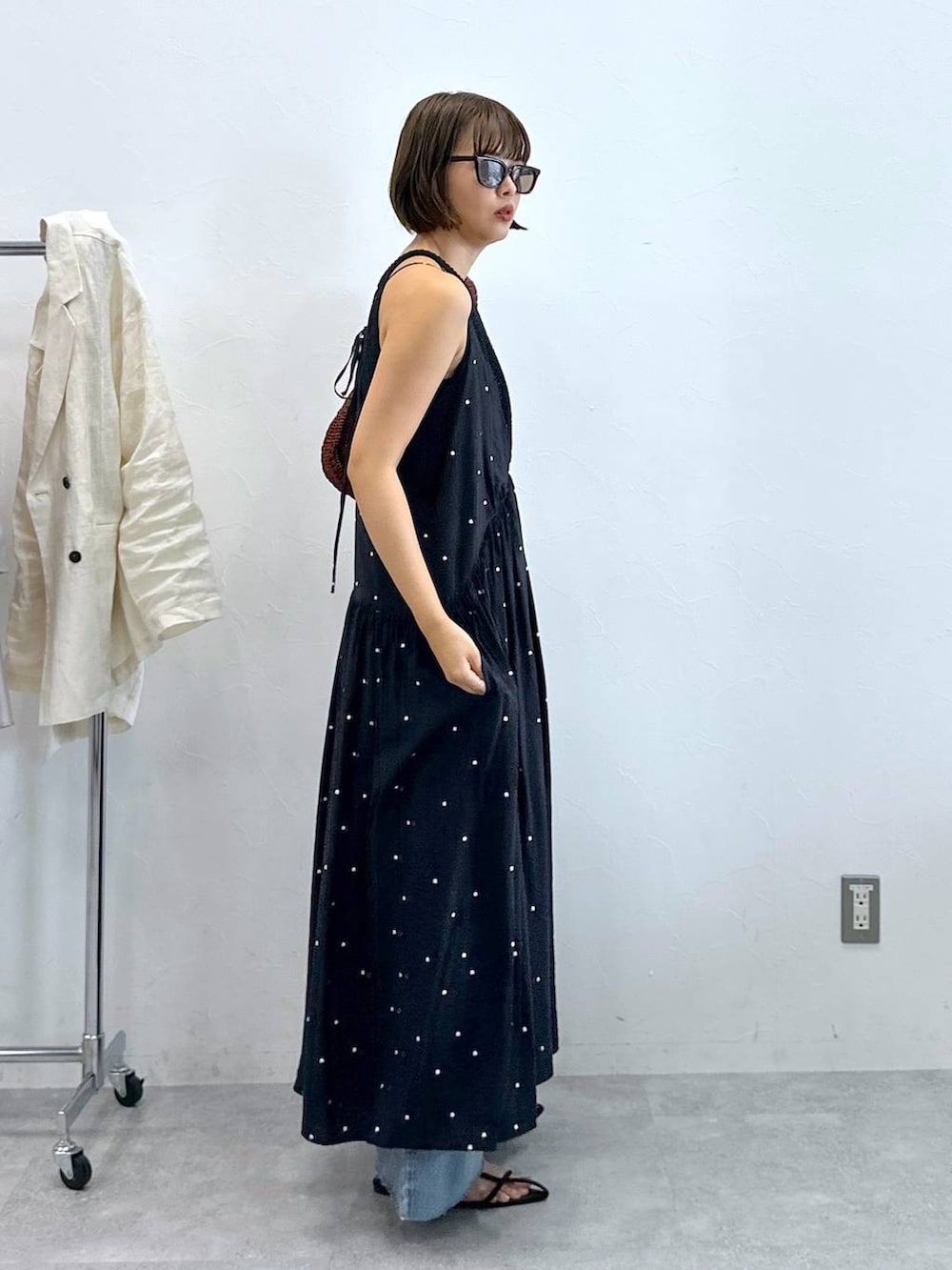 「apart by lowrys、ワンピース、高身長、ワントーン、カジュアル、テーマパーク、デート/ロマンティック、女子会、SNAP_apart by lowrys、セールミックスコーデ_apart by lowrys」｜「A part byのクロスフラットサンダル（サンダル、ブラウン系）」を使った、ａｉｋａさん（レディース・168cm）の夏コーディネートの2枚目の写真