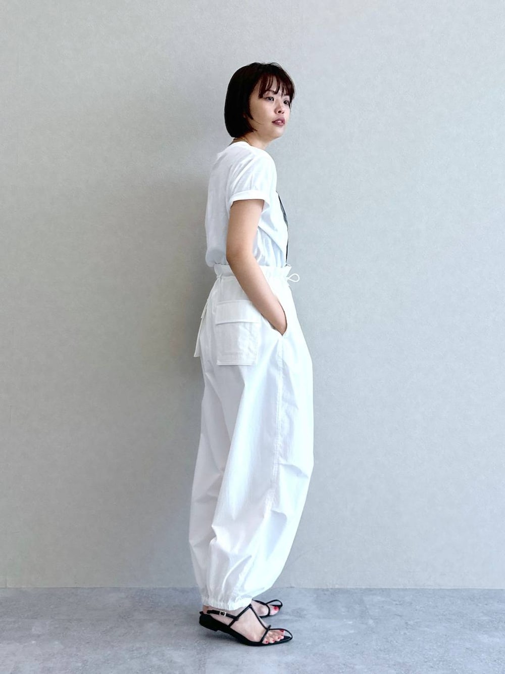 ホワイト系のTシャツ/カットソー、ホワイト系のカーゴパンツ、ブラック系のショルダーバッグを着用したレディースの夏コーディネートの4枚目の写真
