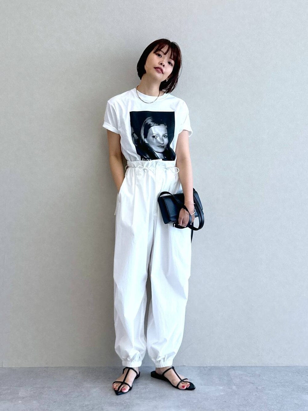 ホワイト系のTシャツ/カットソー、ホワイト系のカーゴパンツ、ブラック系のショルダーバッグを着用したレディースの夏コーディネートの3枚目の写真