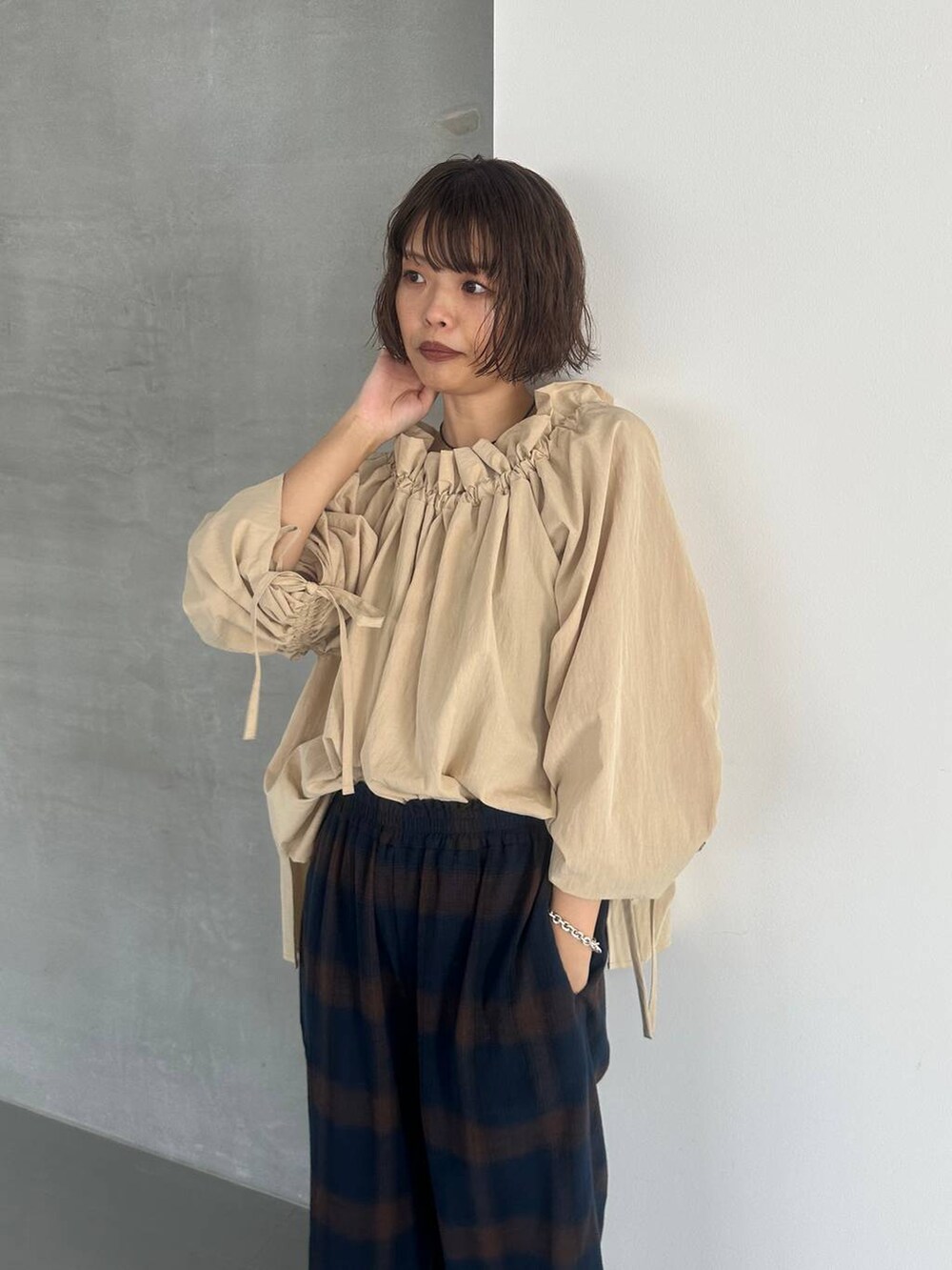 ブラウン系のパンプス、ブルー系のその他パンツ、ブラック系のネックレスを着用したレディースの秋コーディネートの6枚目の写真