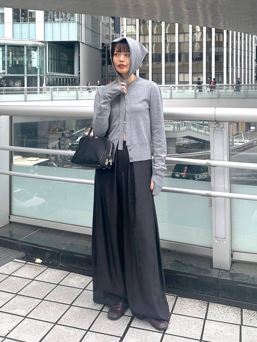 ブラック系のその他パンツ、ブラック系のネックレスを着用したレディースの秋コーディネートの6枚目の写真