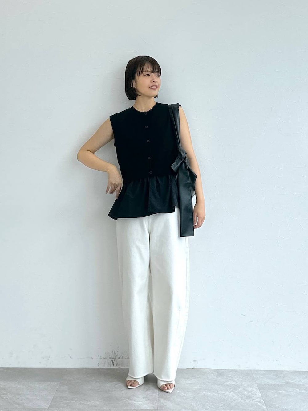 「高身長、ワントーン、カジュアル、テーマパーク、デート/ロマンティック、女子会、SNAP_apart by lowrys、apart by lowrys、ベスト、WEB限定、デニムパンツ、夏コーデ」｜「A part byのソフトリボンショルダーバッグ（ショルダーバッグ、ブラック系）」を使った、ａｉｋａさん（レディース・168cm）の春コーディネートの3枚目の写真