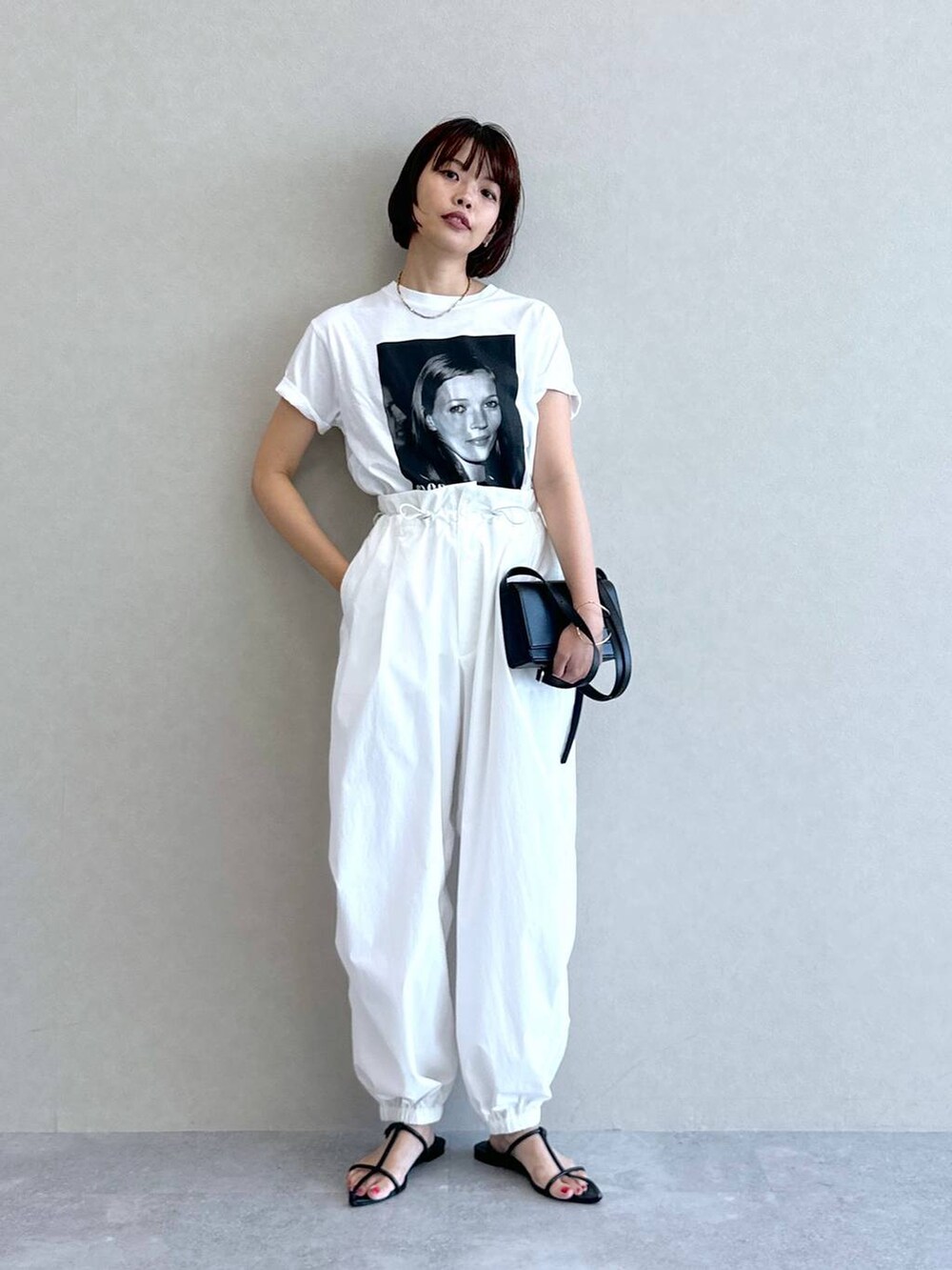 ホワイト系のTシャツ/カットソー、ホワイト系のカーゴパンツ、ブラック系のショルダーバッグを着用したレディースの夏コーディネートの7枚目の写真
