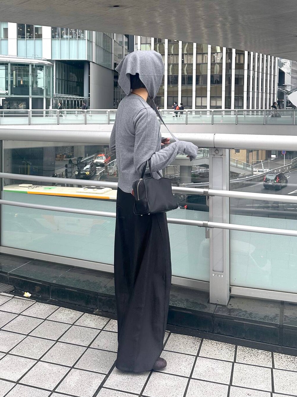 ブラック系のその他パンツ、ブラック系のネックレスを着用したレディースの秋コーディネートの4枚目の写真