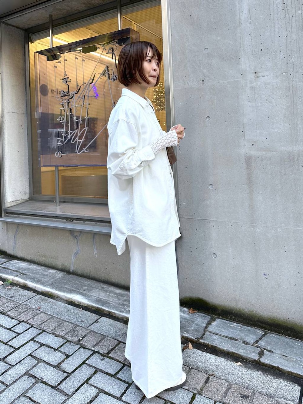 ホワイト系のシャツ/ブラウスを着用したレディースの冬コーディネートの3枚目の写真