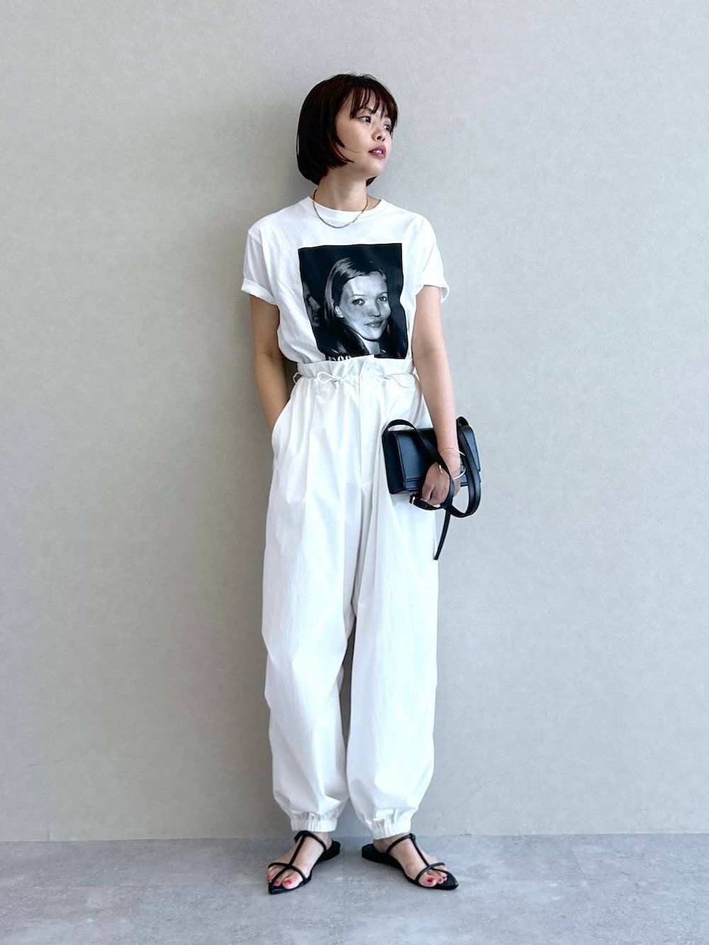 ホワイト系のTシャツ/カットソー、ホワイト系のカーゴパンツ、ブラック系のショルダーバッグを着用したレディースの夏コーディネートの9枚目の写真