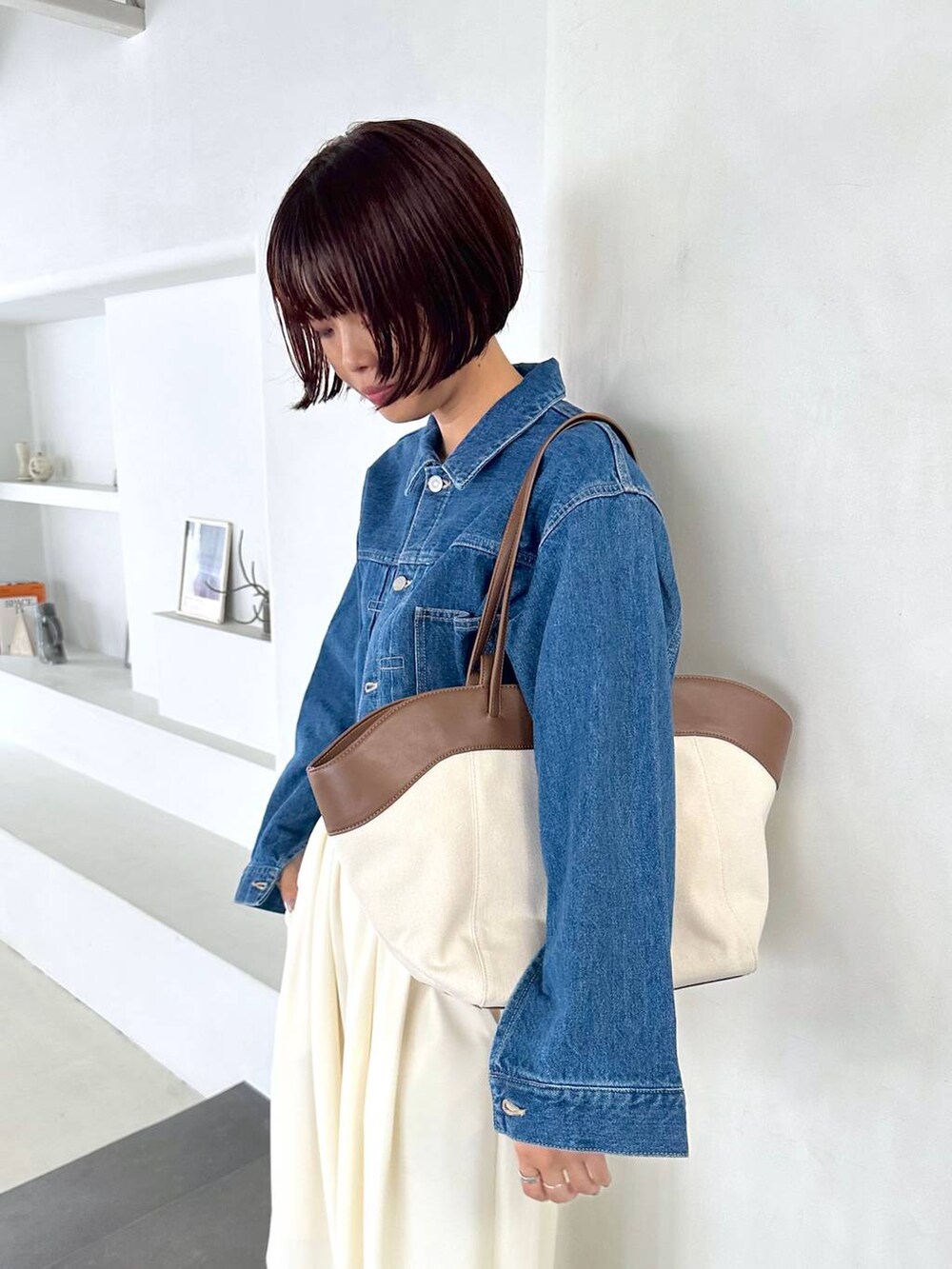 ブルー系のデニムジャケットを着用したレディースの夏コーディネートの7枚目の写真