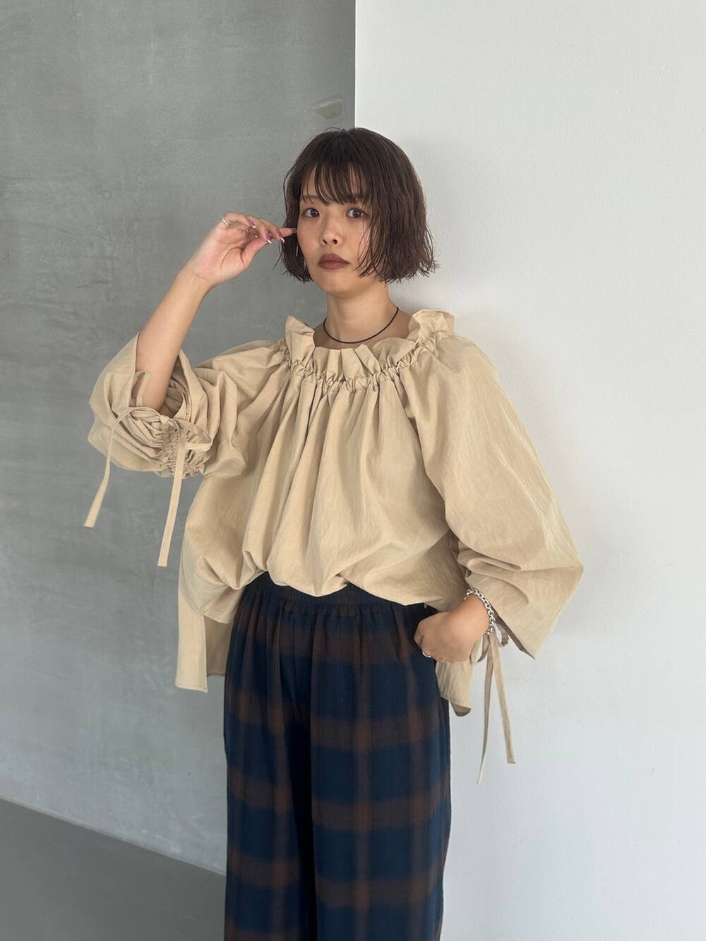 ブラウン系のパンプス、ブルー系のその他パンツ、ブラック系のネックレスを着用したレディースの秋コーディネートの5枚目の写真