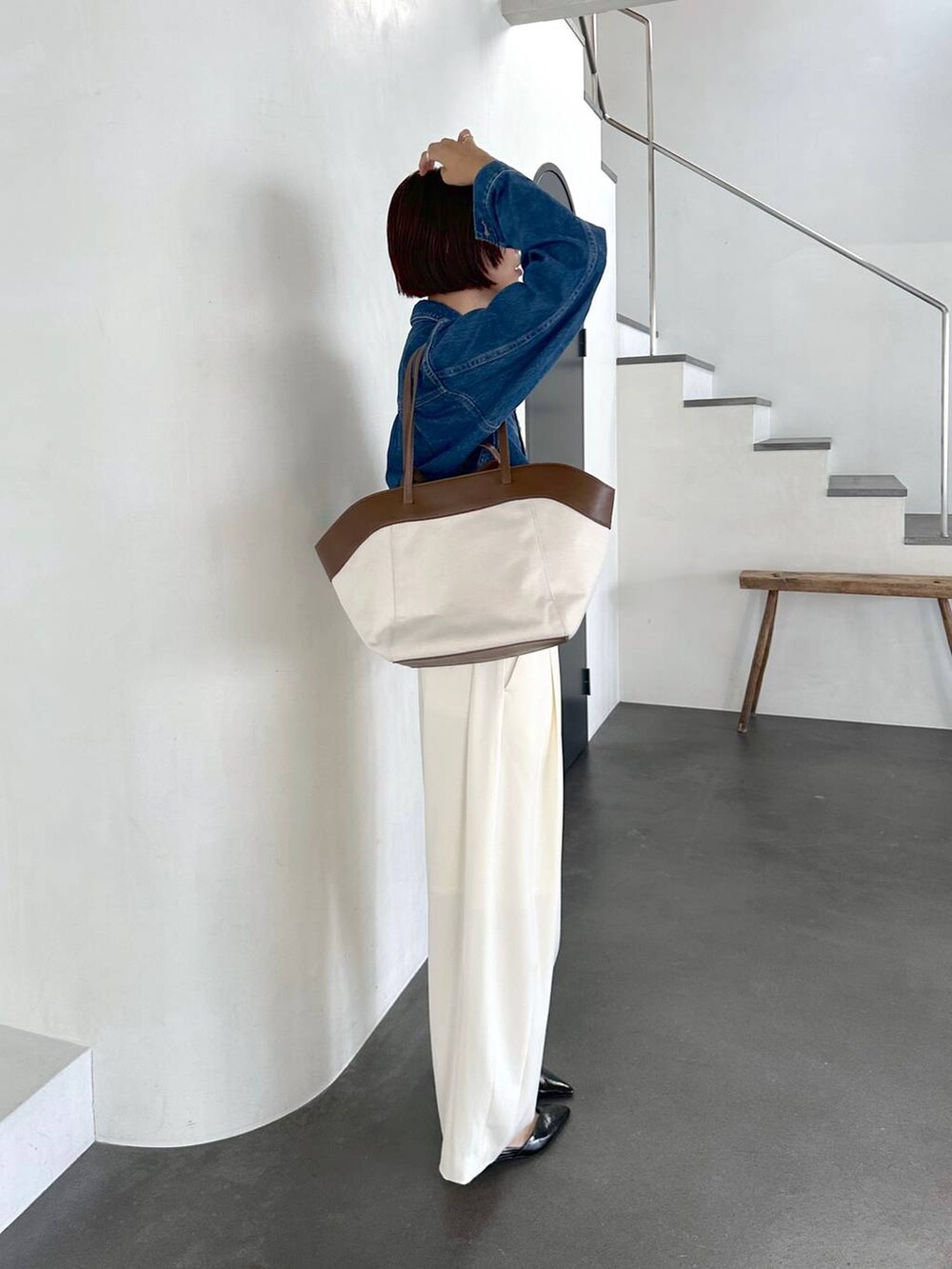 ブルー系のデニムジャケットを着用したレディースの夏コーディネートの2枚目の写真