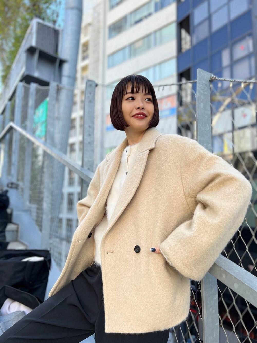 「ブーツ、高身長、ワントーン、カジュアル、テーマパーク、デート/ロマンティック、女子会、SNAP_apart by lowrys、apart by lowrys、アウター、コート」｜「A part byのスクエアステッチショートブーツ（ブーツ、ブラック系）」を使った、ａｉｋａさん（レディース・168cm）の秋コーディネートの5枚目の写真