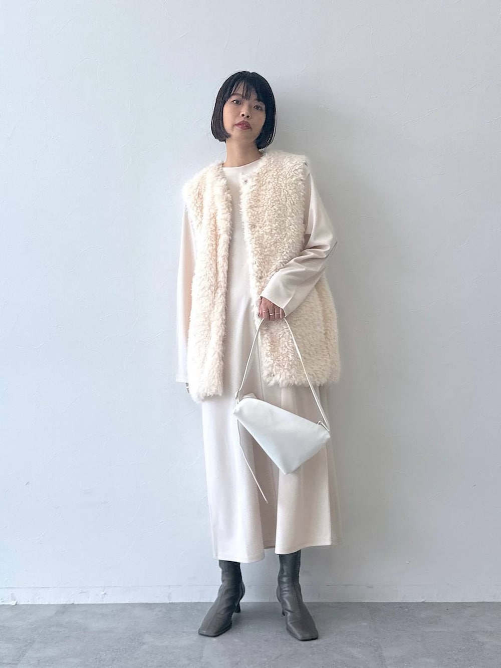 「高身長、テーマパーク、デート/ロマンティック、ワントーン、カジュアル、女子会、SNAP_apart by lowrys、apart by lowrys、e/rm、ブランドミックス、ワンピース、ベスト、ブーツ、ショルダーバッグ」｜「A part byのスクエアステッチショートブーツ（ブーツ、ベージュ系）」を使った、ａｉｋａさん（レディース・168cm）の秋コーディネートの2枚目の写真