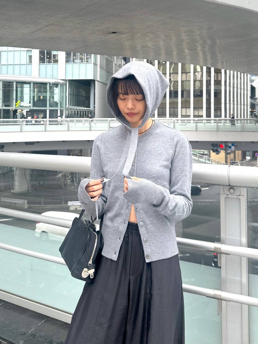 ブラック系のその他パンツ、ブラック系のネックレスを着用したレディースの秋コーディネートの8枚目の写真