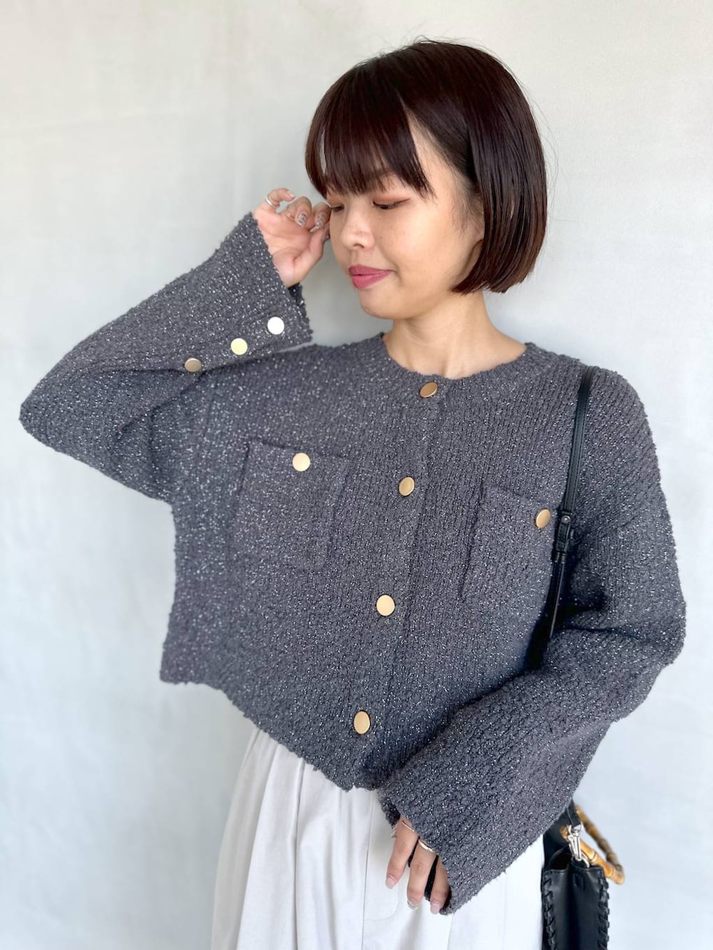 ブラック系のパンプス、グレー系のその他パンツ、グレー系のカーディガン/ボレロを着用したレディースの冬コーディネートの5枚目の写真