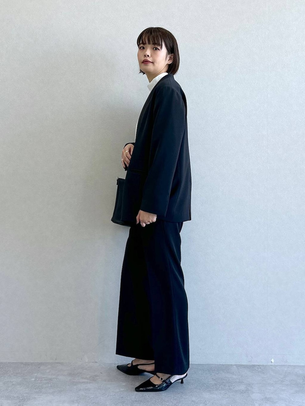 「高身長、apart by lowrys、ワントーン、カジュアル、テーマパーク、デート/ロマンティック、女子会、SNAP_apart by lowrys、ジャケットスタイル、ジャケット、ブラウス、バッグ、セットアップ、入学式・卒業式」｜「A part byの【上下セット販売】ベスト＆フレアパンツセットアップ（パンツドレス、ブラック系）」を使った、ａｉｋａさん（レディース・168cm）の冬コーディネートの5枚目の写真