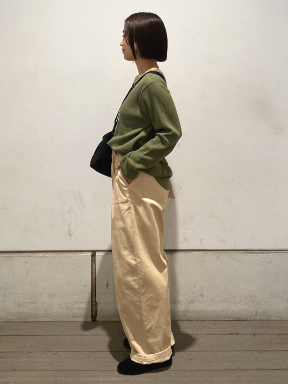 ベージュ系のその他パンツ、グリーン系のTシャツ/カットソー、ブラウン系のバレエシューズを着用したレディースの秋コーディネートの4枚目の写真