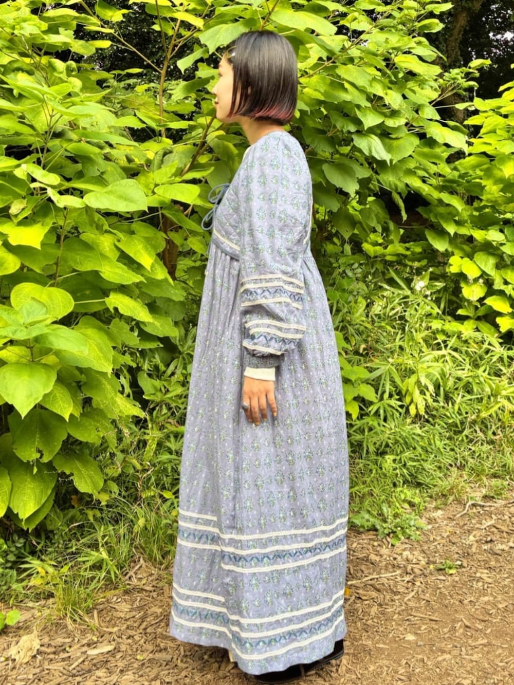 ブラウン系のバレエシューズ、ブルー系のワンピース、グレー系のTシャツ/カットソーを着用したレディースの秋コーディネートの2枚目の写真