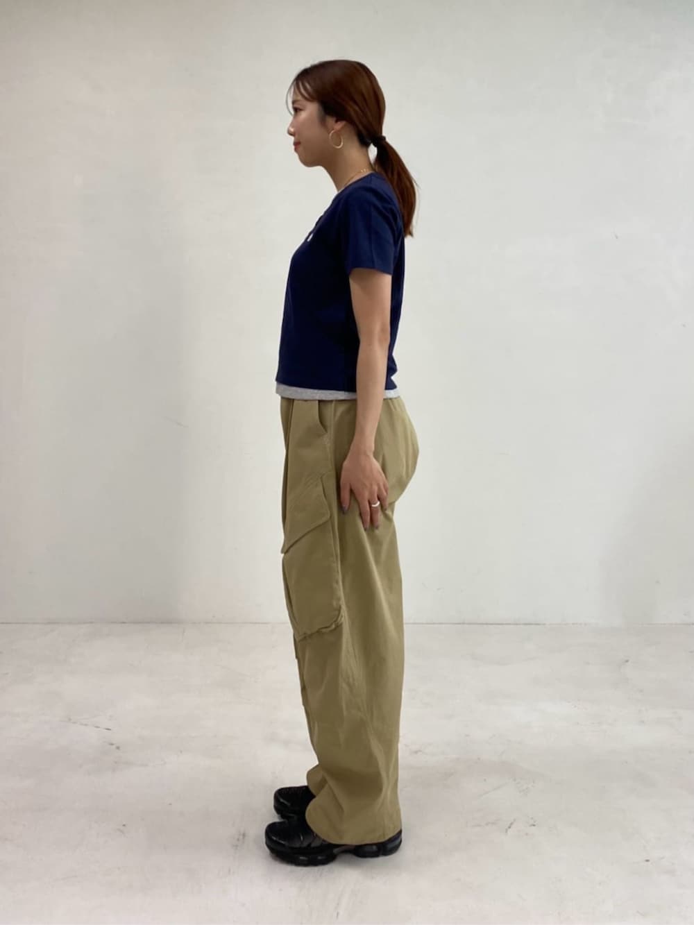 ベージュ系のカーゴパンツ、ブルー系のTシャツ/カットソーを着用したレディースの春コーディネートの2枚目の写真