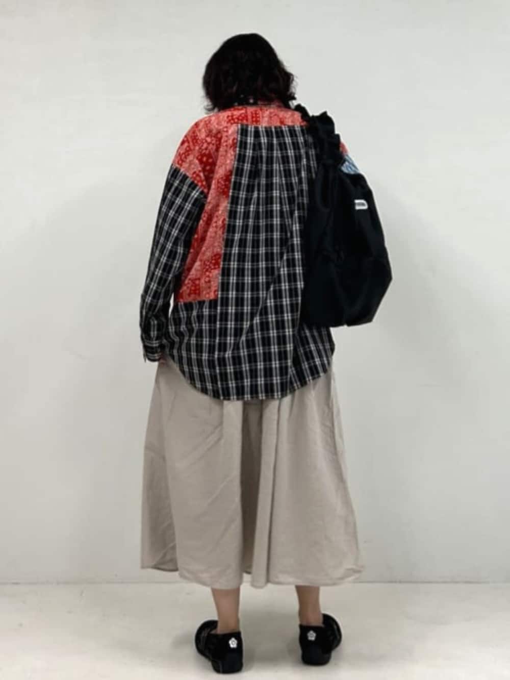 ブラック系のシャツ/ブラウス、グレー系のワンピース、ブラック系のショルダーバッグを着用したレディースの春コーディネートの3枚目の写真