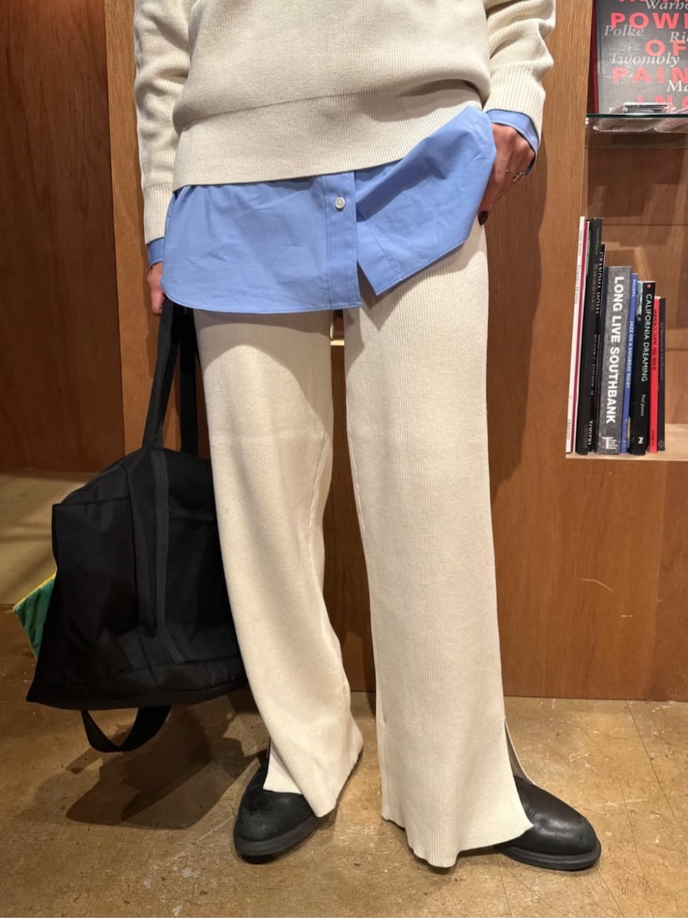 ホワイト系のニット/セーター、ホワイト系のその他パンツ、ブルー系のシャツ/ブラウスを着用したレディースの秋コーディネートの5枚目の写真