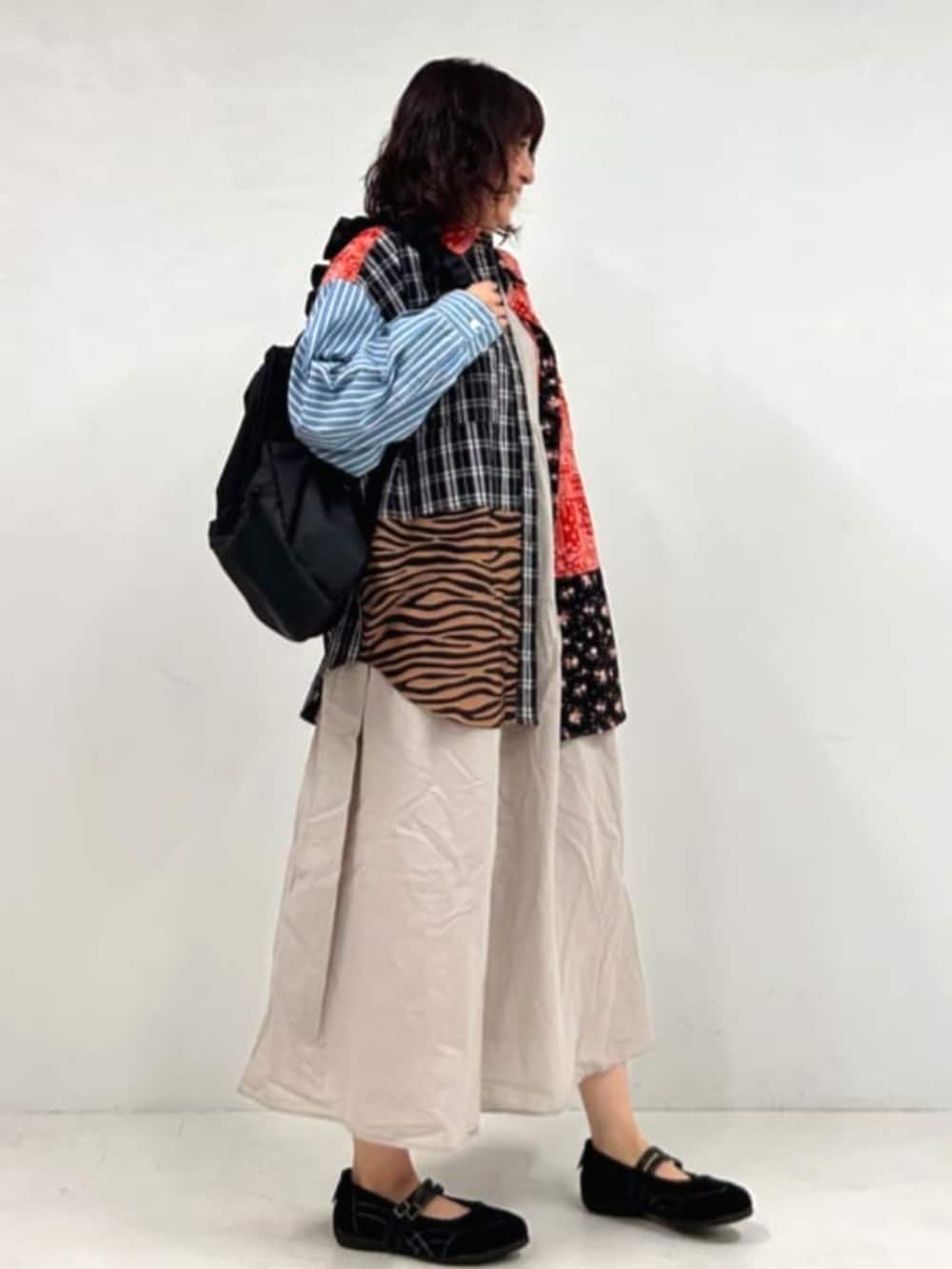 ブラック系のシャツ/ブラウス、グレー系のワンピース、ブラック系のショルダーバッグを着用したレディースの春コーディネートの4枚目の写真