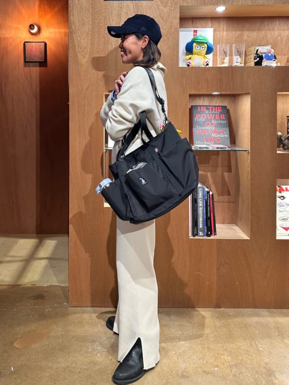 ホワイト系のニット/セーター、ホワイト系のその他パンツ、ブルー系のシャツ/ブラウスを着用したレディースの秋コーディネートの2枚目の写真