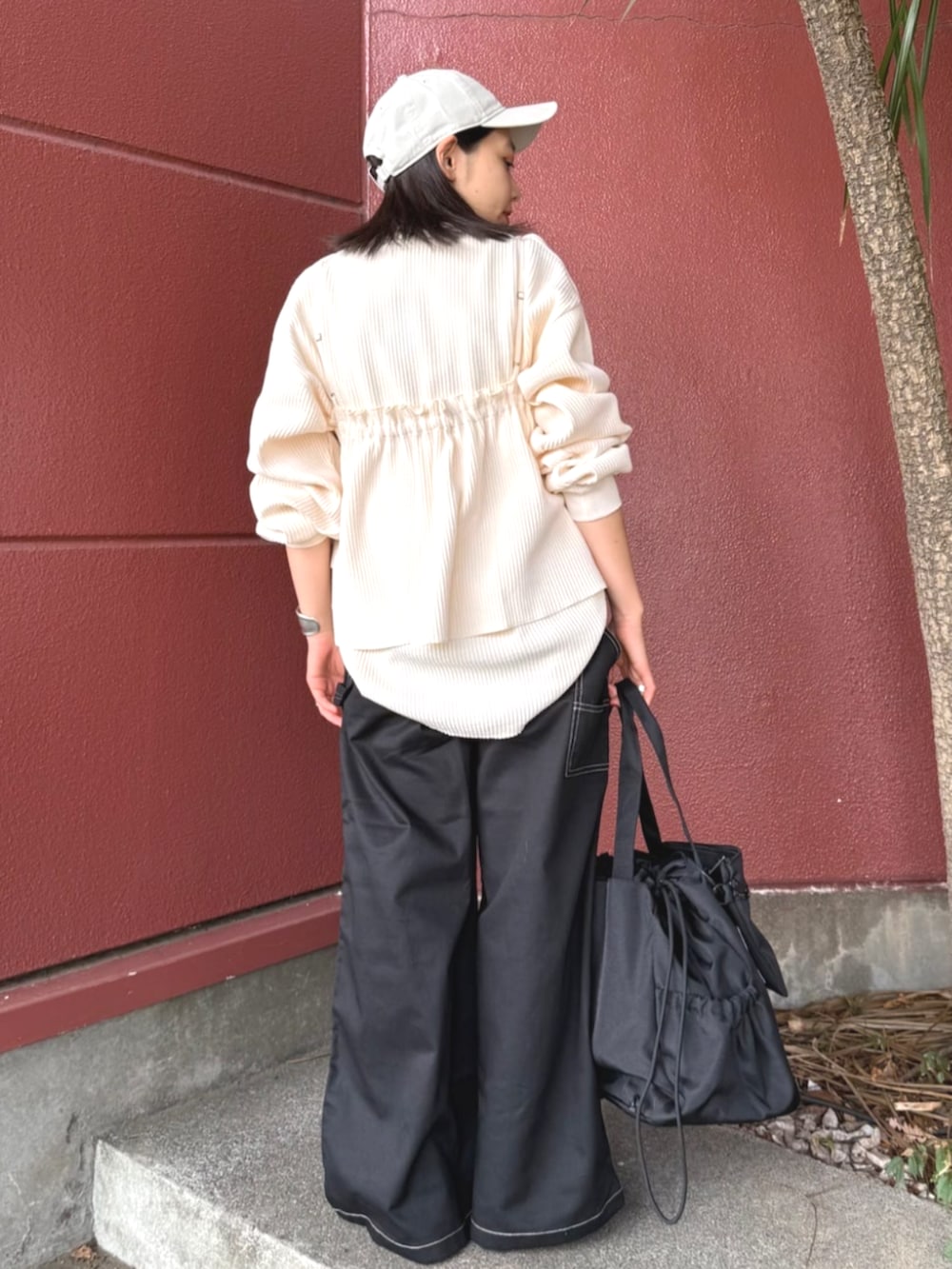 ホワイト系のTシャツ/カットソー、ブラック系のカーゴパンツ、ブラック系のバレエシューズを着用したレディースの秋コーディネートの3枚目の写真