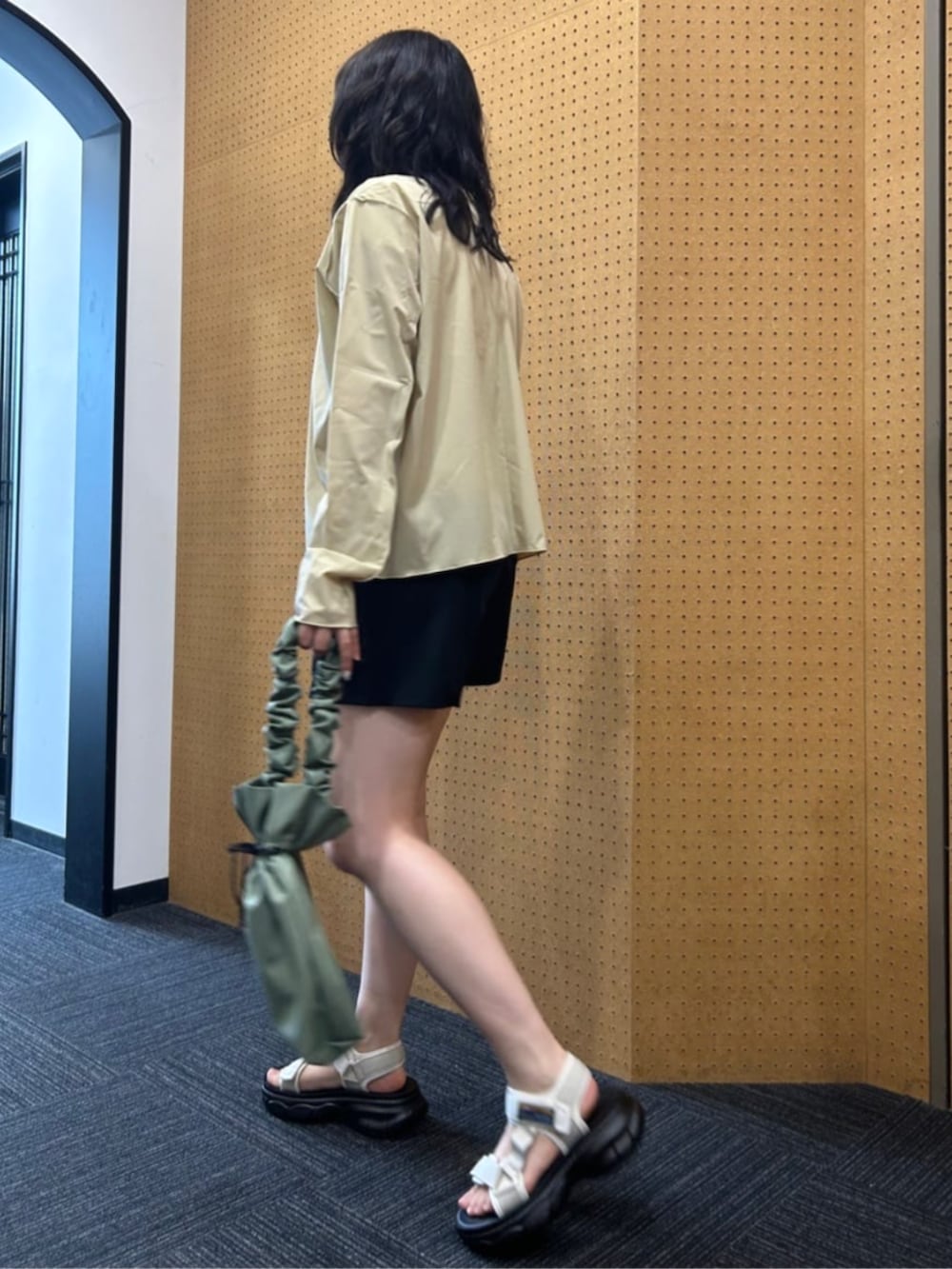 グリーン系のハンドバッグ、ブラウン系の水着を着用したレディースの春コーディネートの2枚目の写真