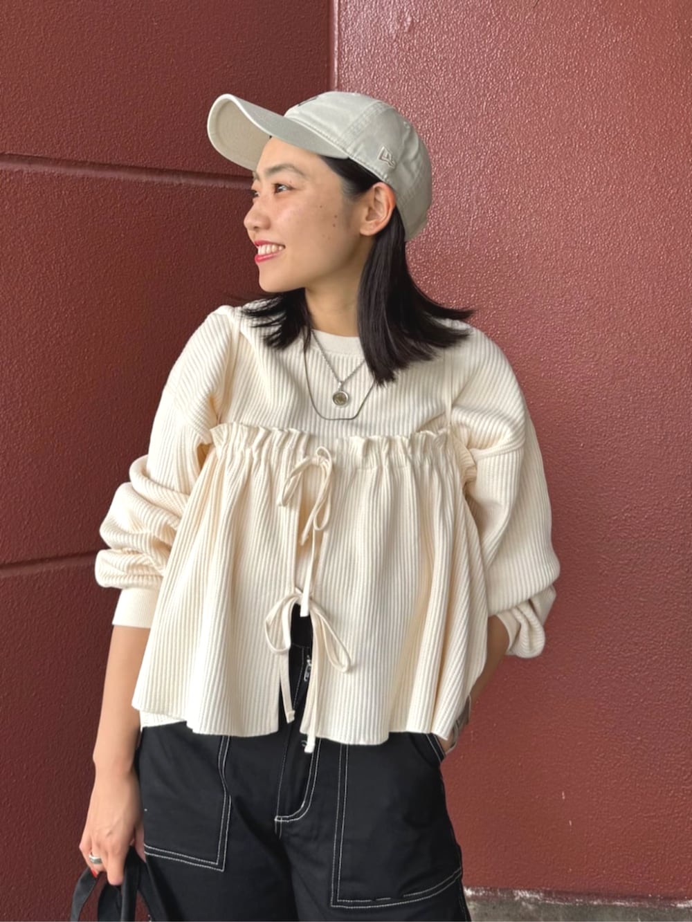 ホワイト系のTシャツ/カットソー、ブラック系のカーゴパンツ、ブラック系のバレエシューズを着用したレディースの秋コーディネートの4枚目の写真