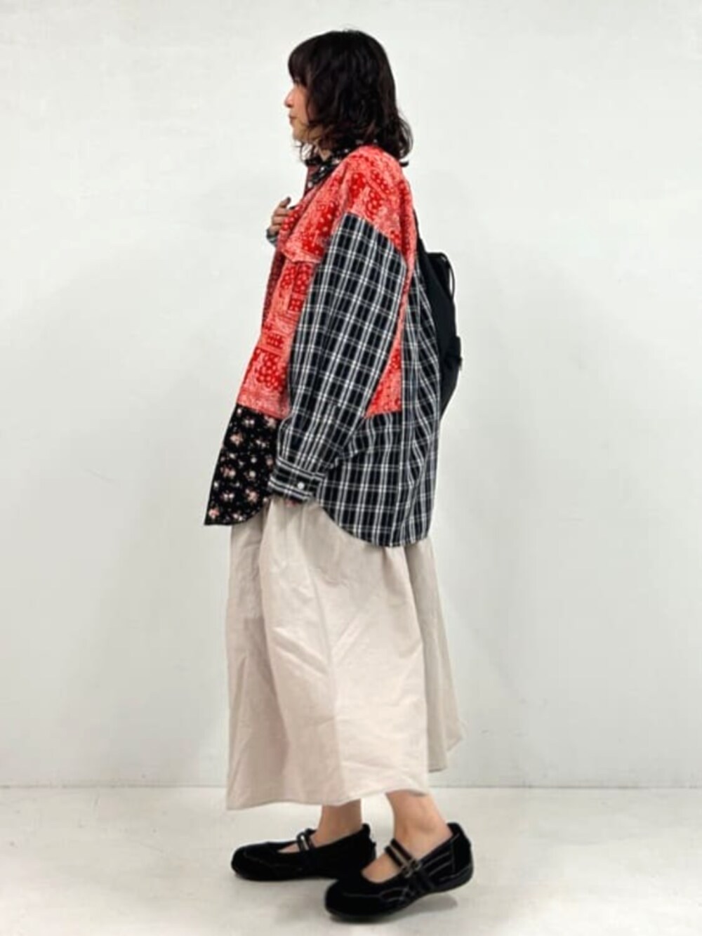 ブラック系のシャツ/ブラウス、グレー系のワンピース、ブラック系のショルダーバッグを着用したレディースの春コーディネートの2枚目の写真