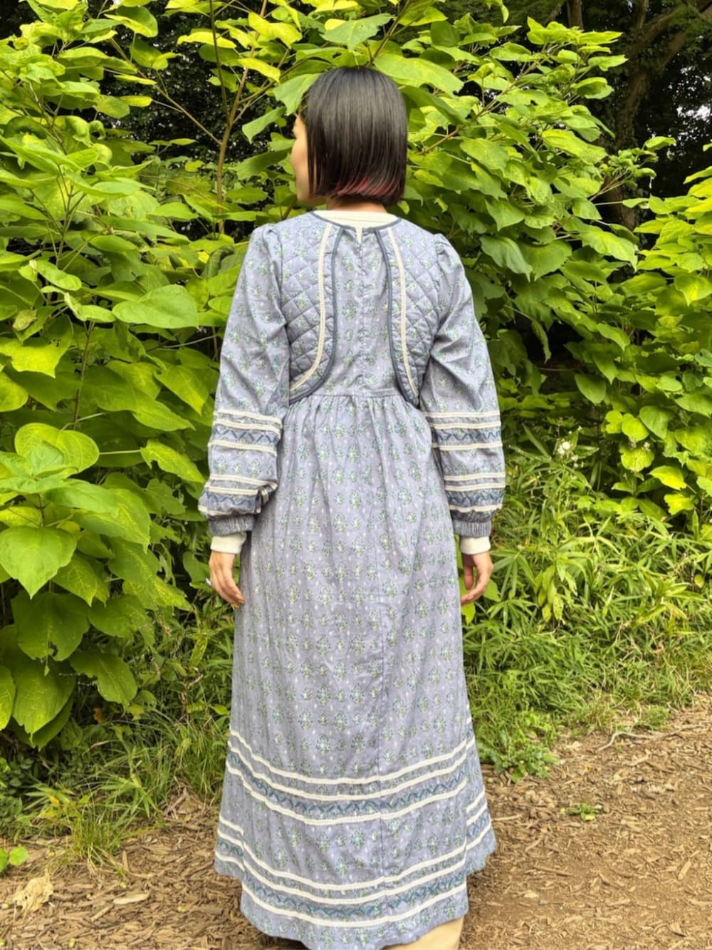 ブラウン系のバレエシューズ、ブルー系のワンピース、グレー系のTシャツ/カットソーを着用したレディースの秋コーディネートの3枚目の写真