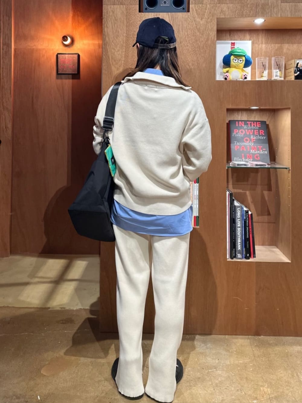 ホワイト系のニット/セーター、ホワイト系のその他パンツ、ブルー系のシャツ/ブラウスを着用したレディースの秋コーディネートの3枚目の写真